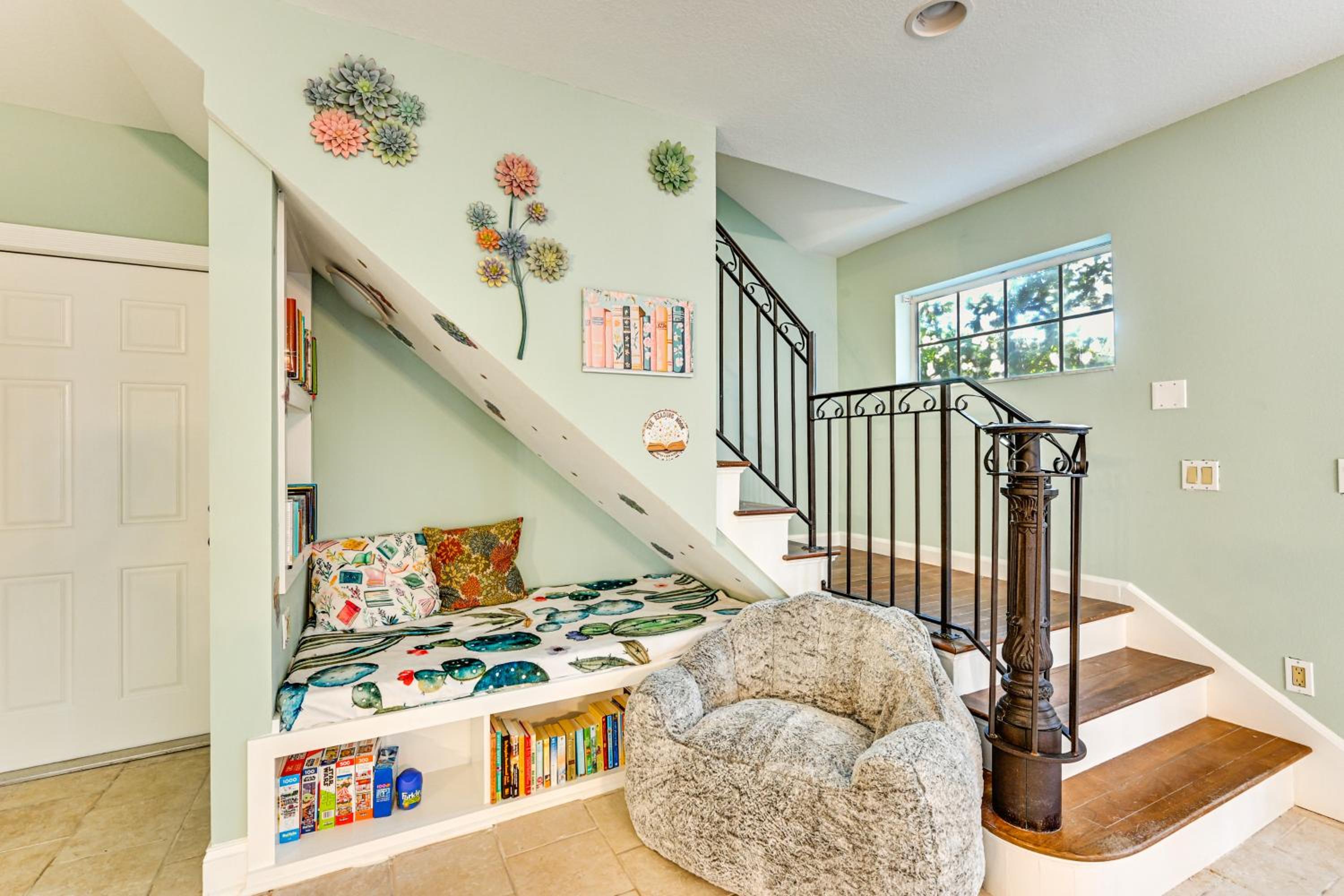 1 Block to Sims Park Spacious Getaway with Balcony