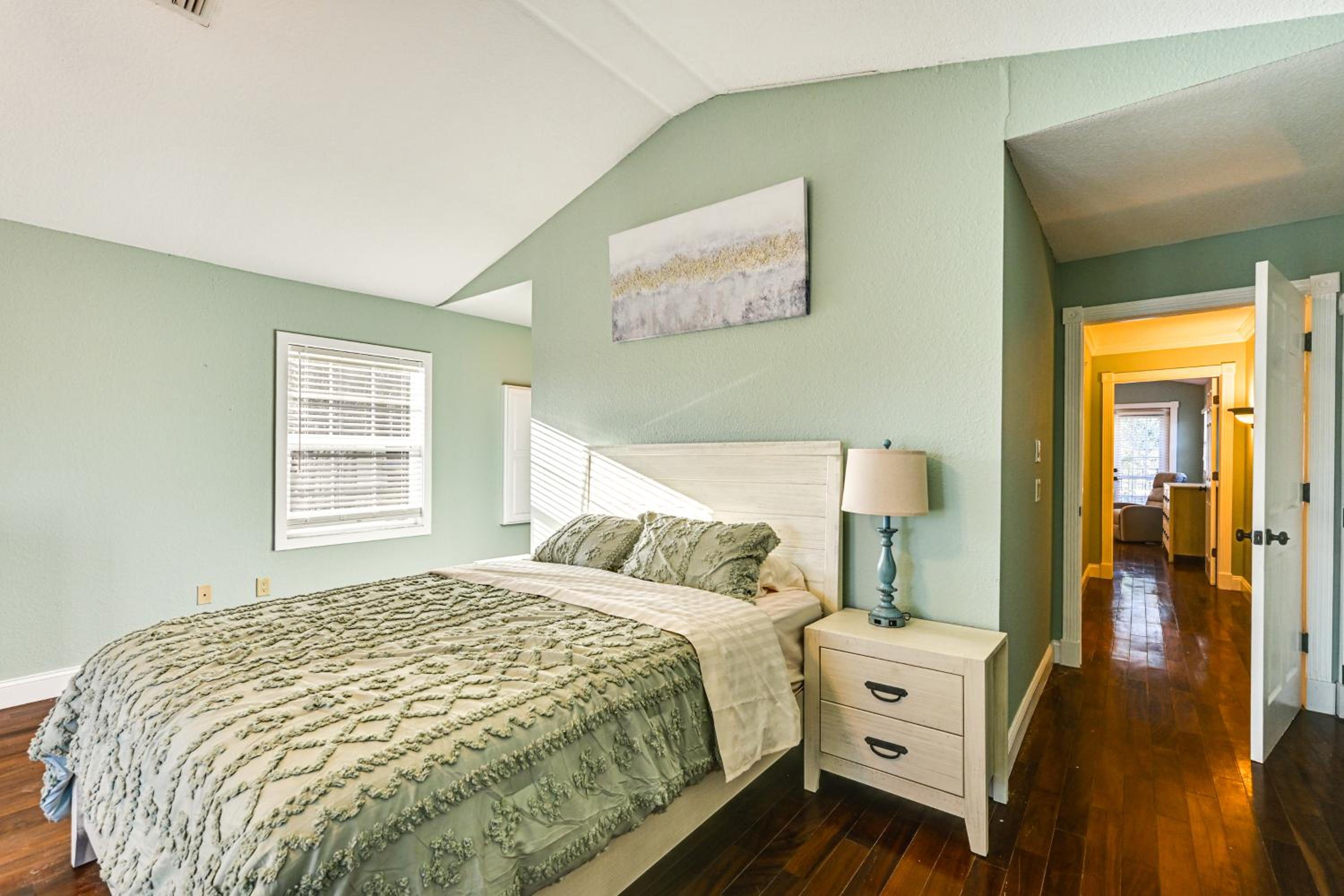 1 Block to Sims Park Spacious Getaway with Balcony