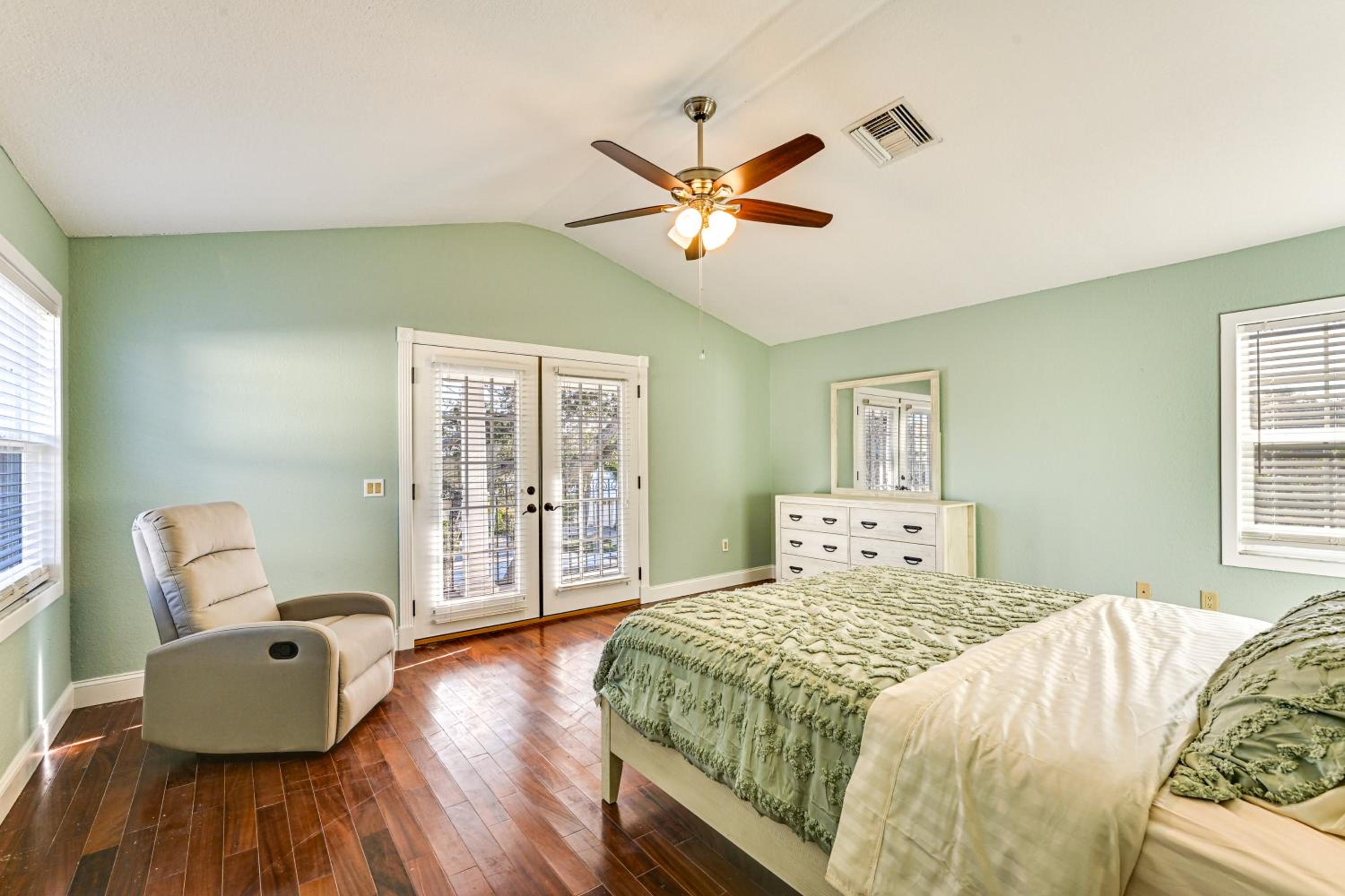 1 Block to Sims Park Spacious Getaway with Balcony