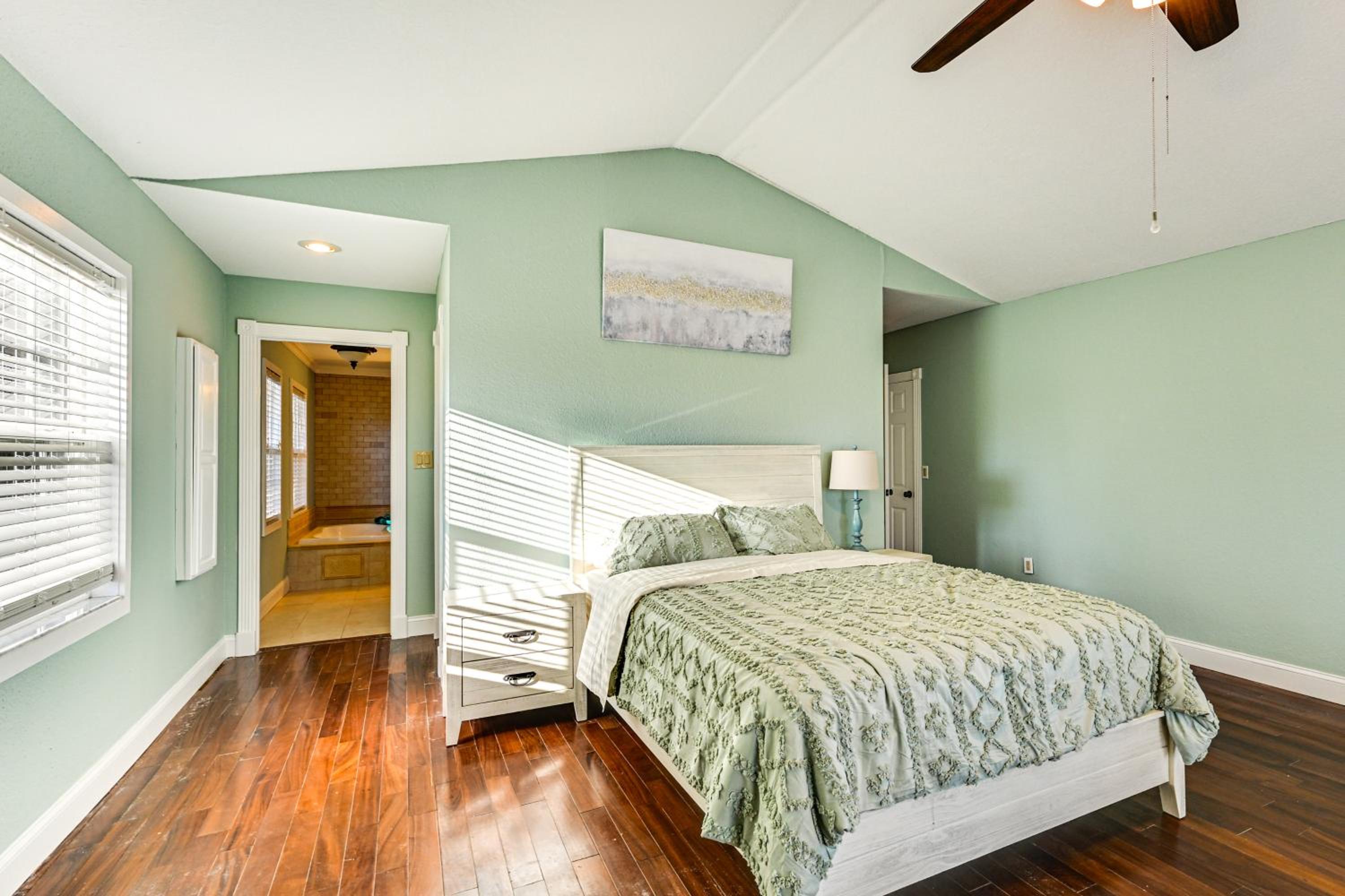 1 Block to Sims Park Spacious Getaway with Balcony