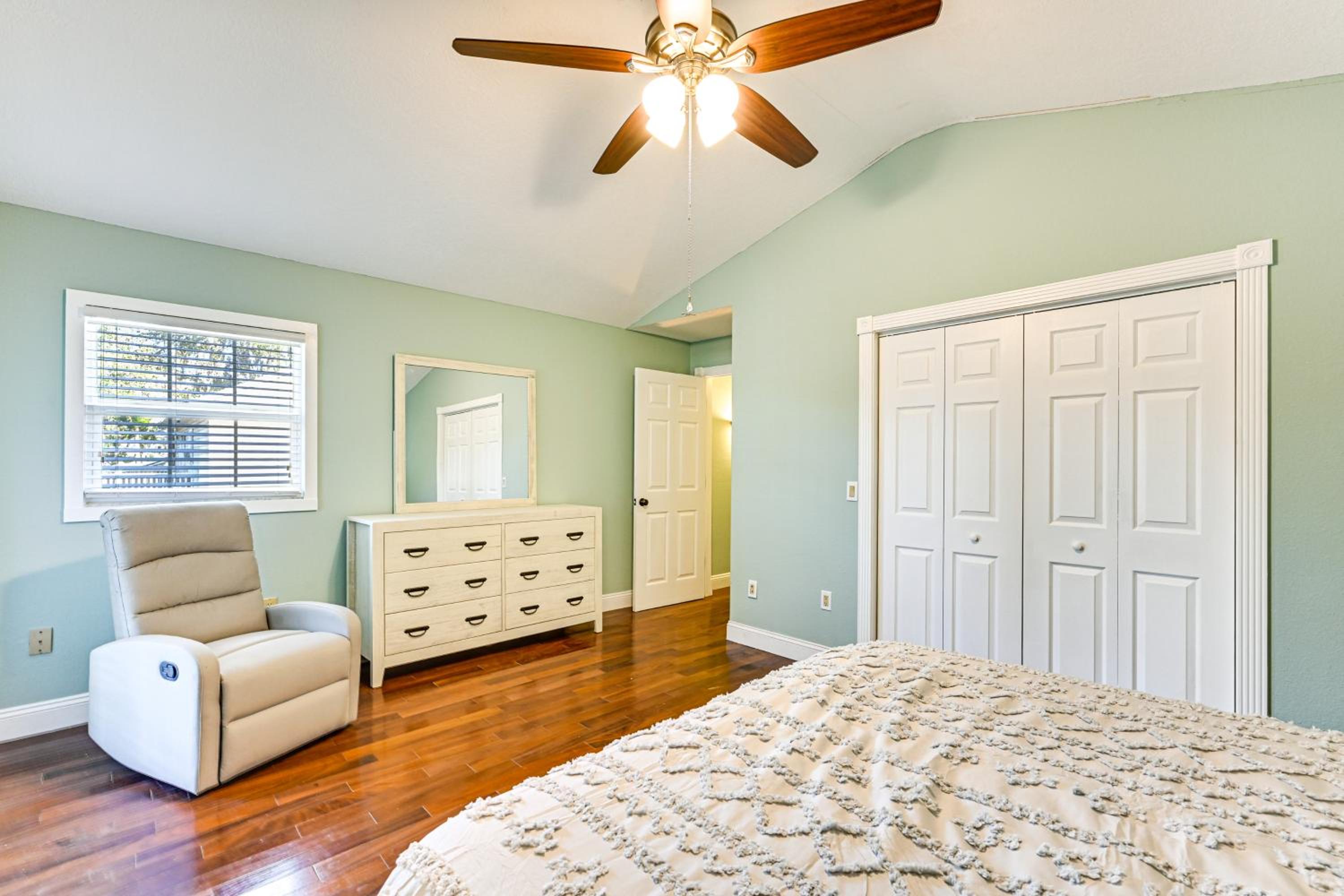 1 Block to Sims Park Spacious Getaway with Balcony
