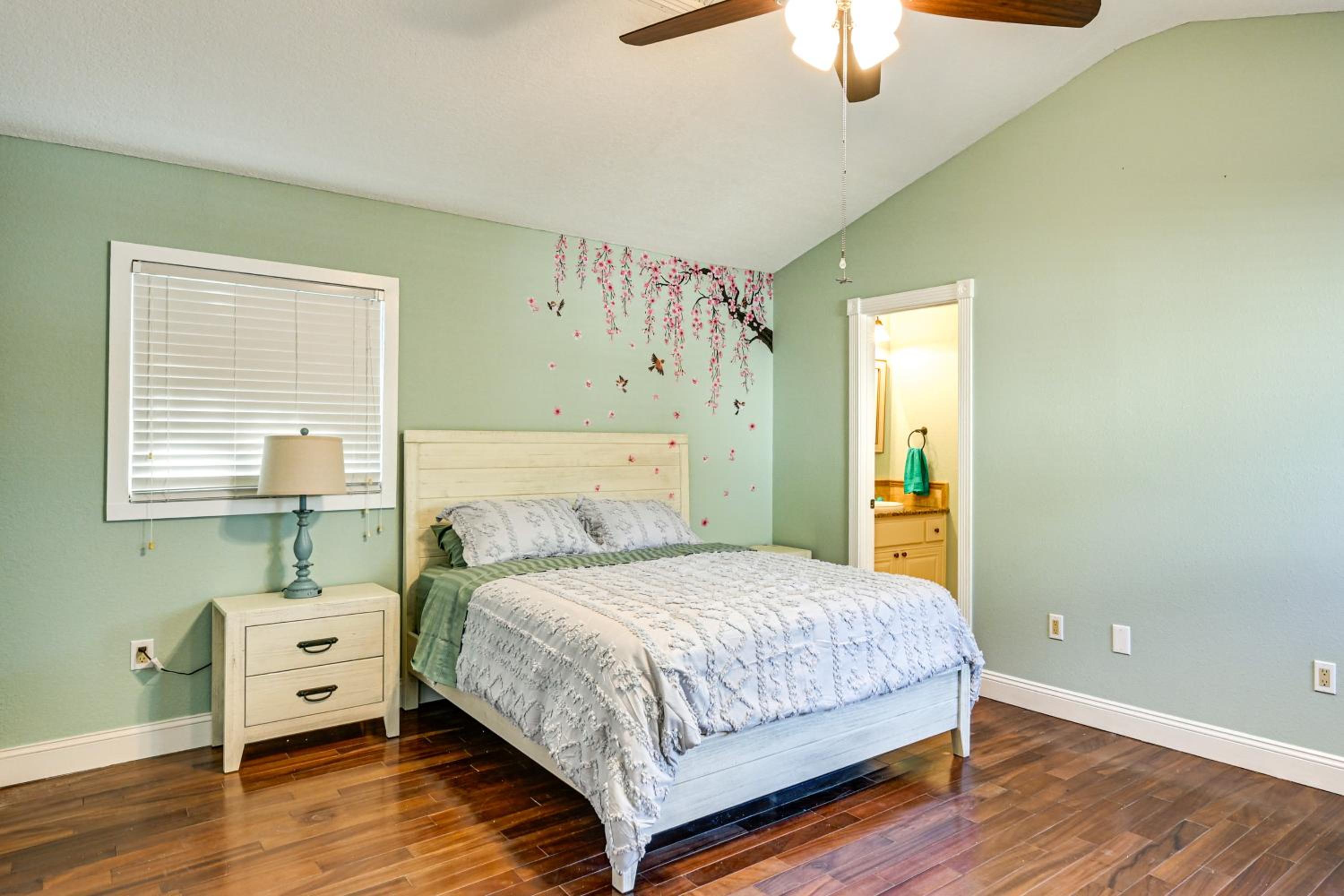 1 Block to Sims Park Spacious Getaway with Balcony