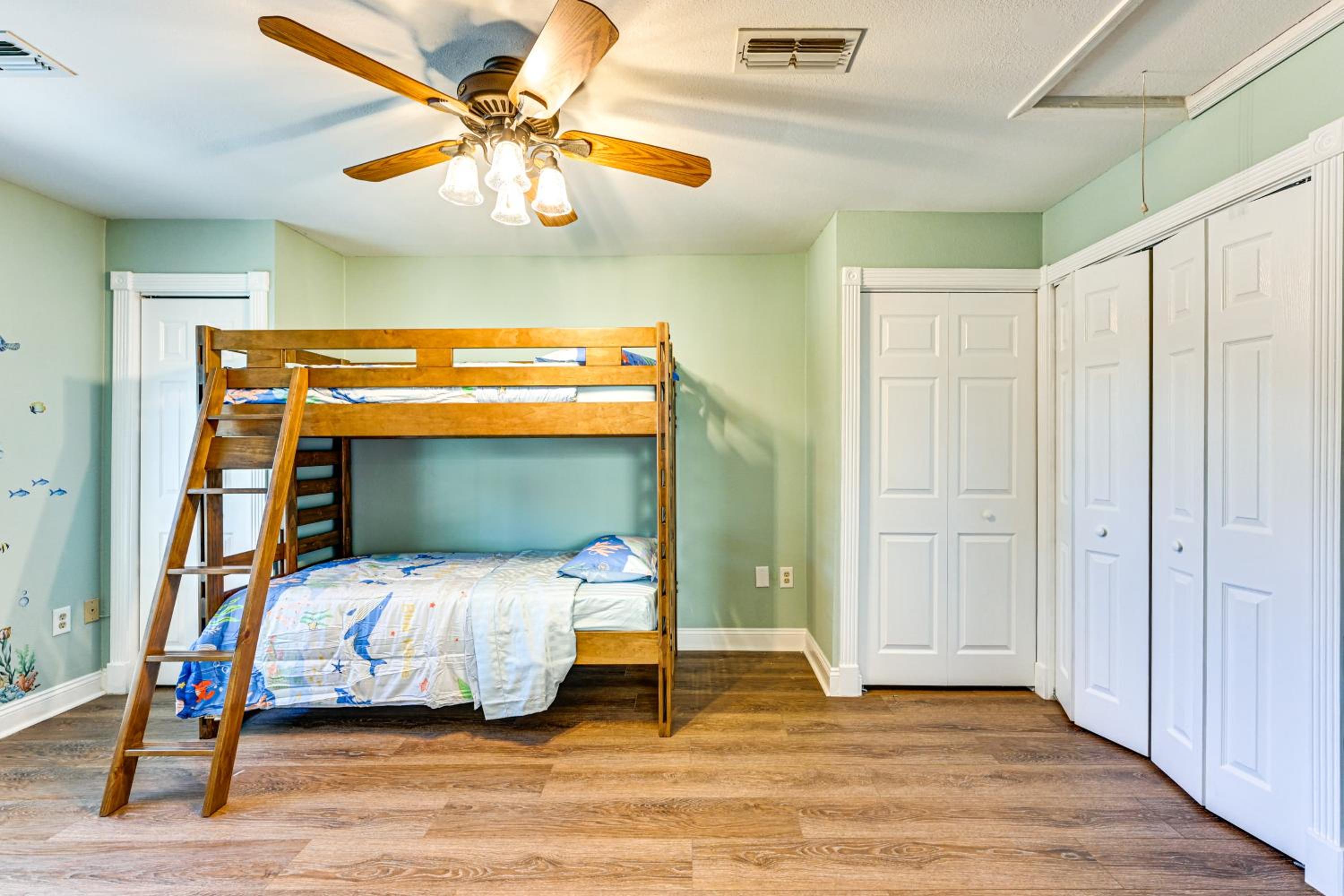 1 Block to Sims Park Spacious Getaway with Balcony