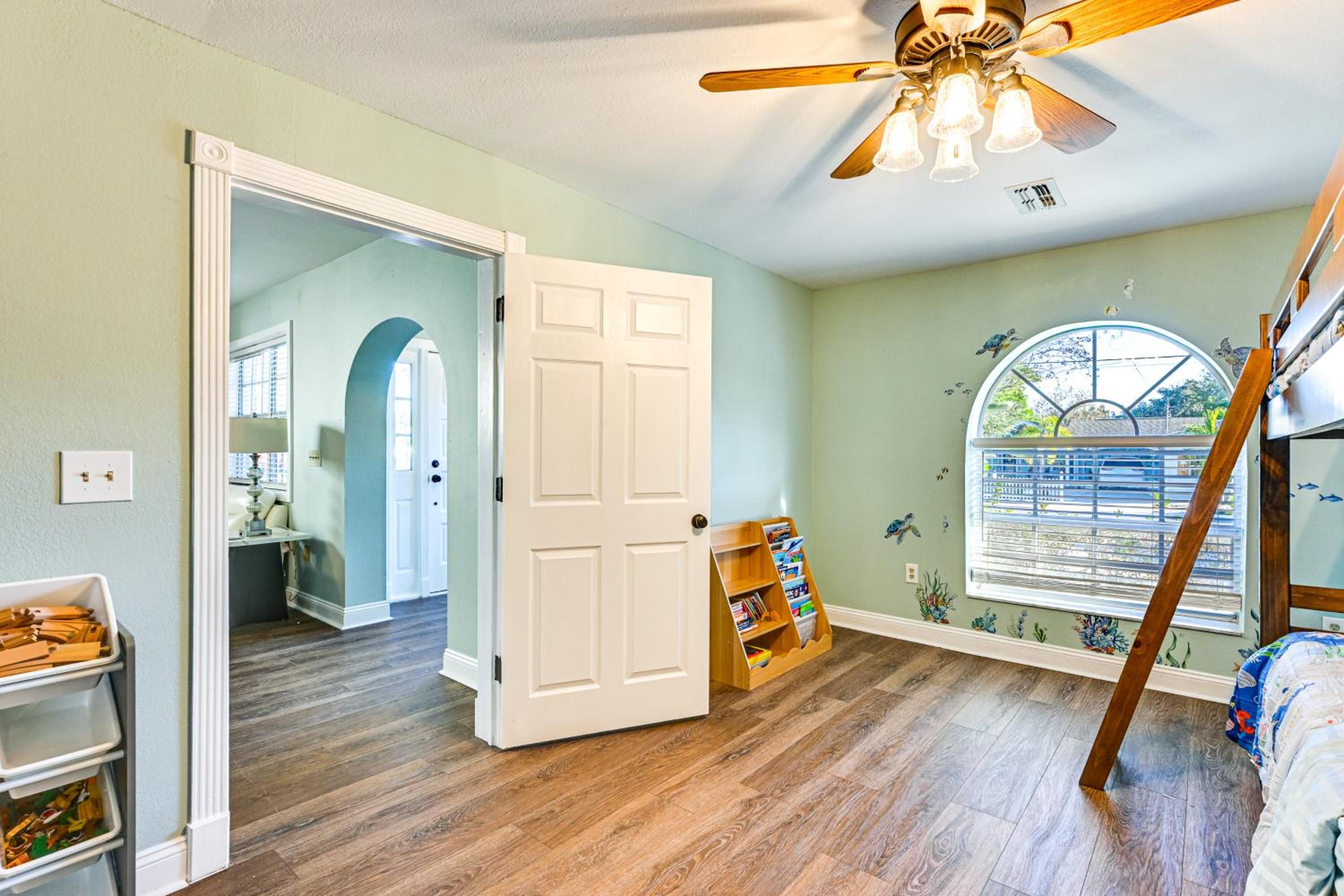 1 Block to Sims Park Spacious Getaway with Balcony