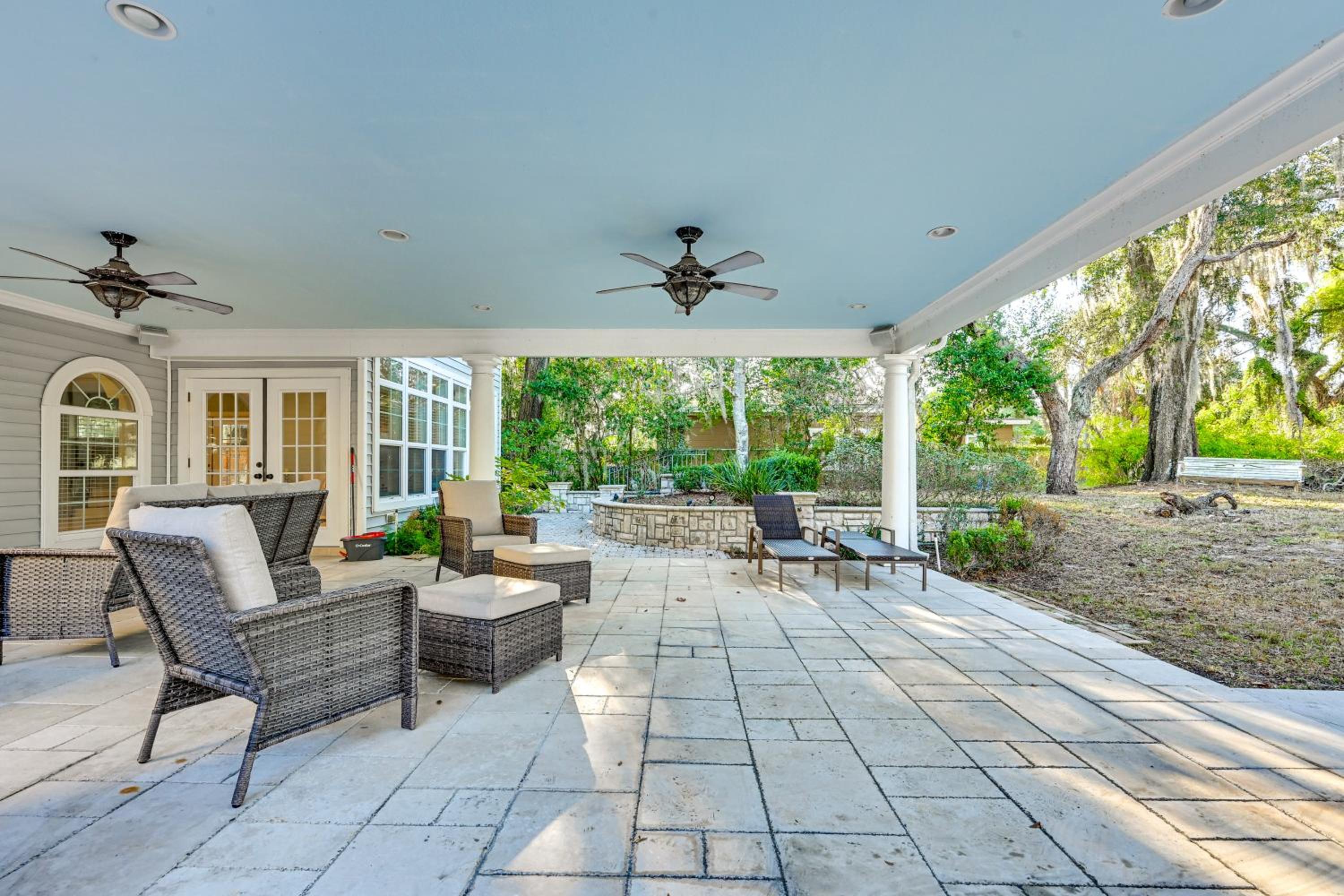 1 Block to Sims Park Spacious Getaway with Balcony