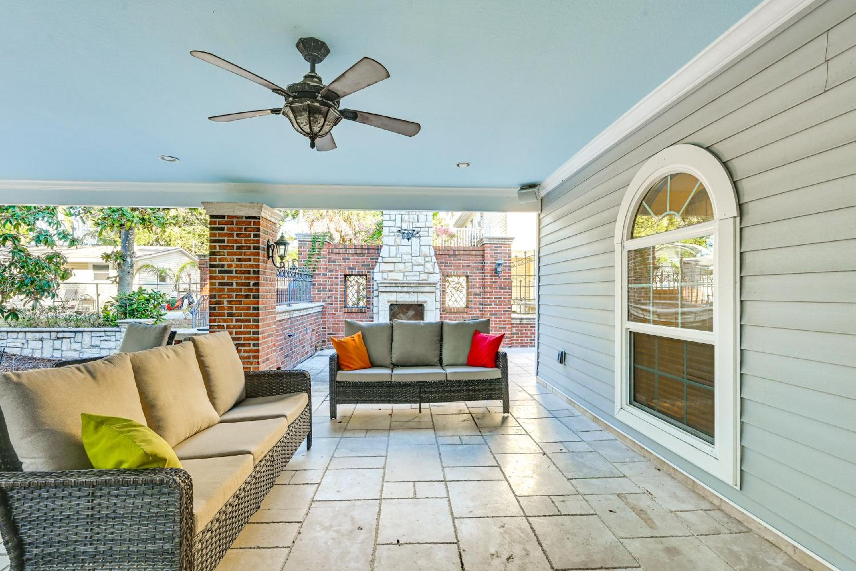 1 Block to Sims Park Spacious Getaway with Balcony