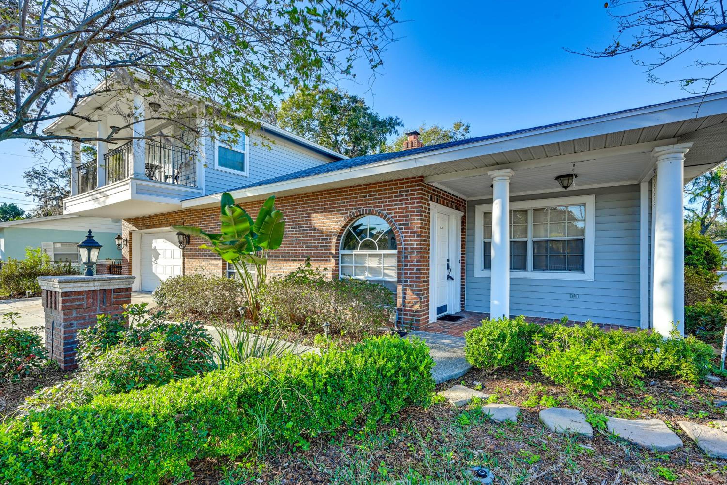 1 Block to Sims Park Spacious Getaway with Balcony