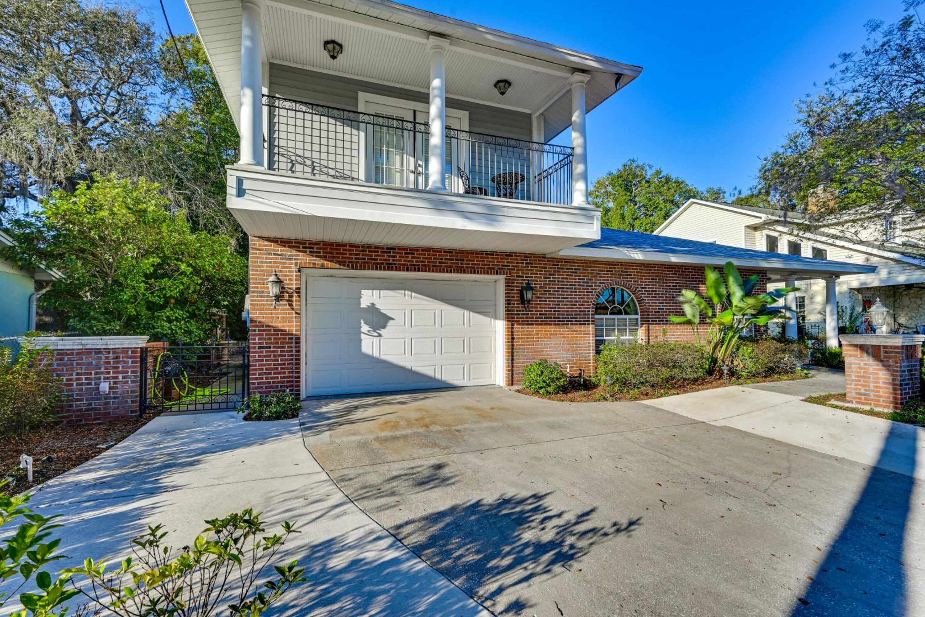 1 Block to Sims Park Spacious Getaway with Balcony