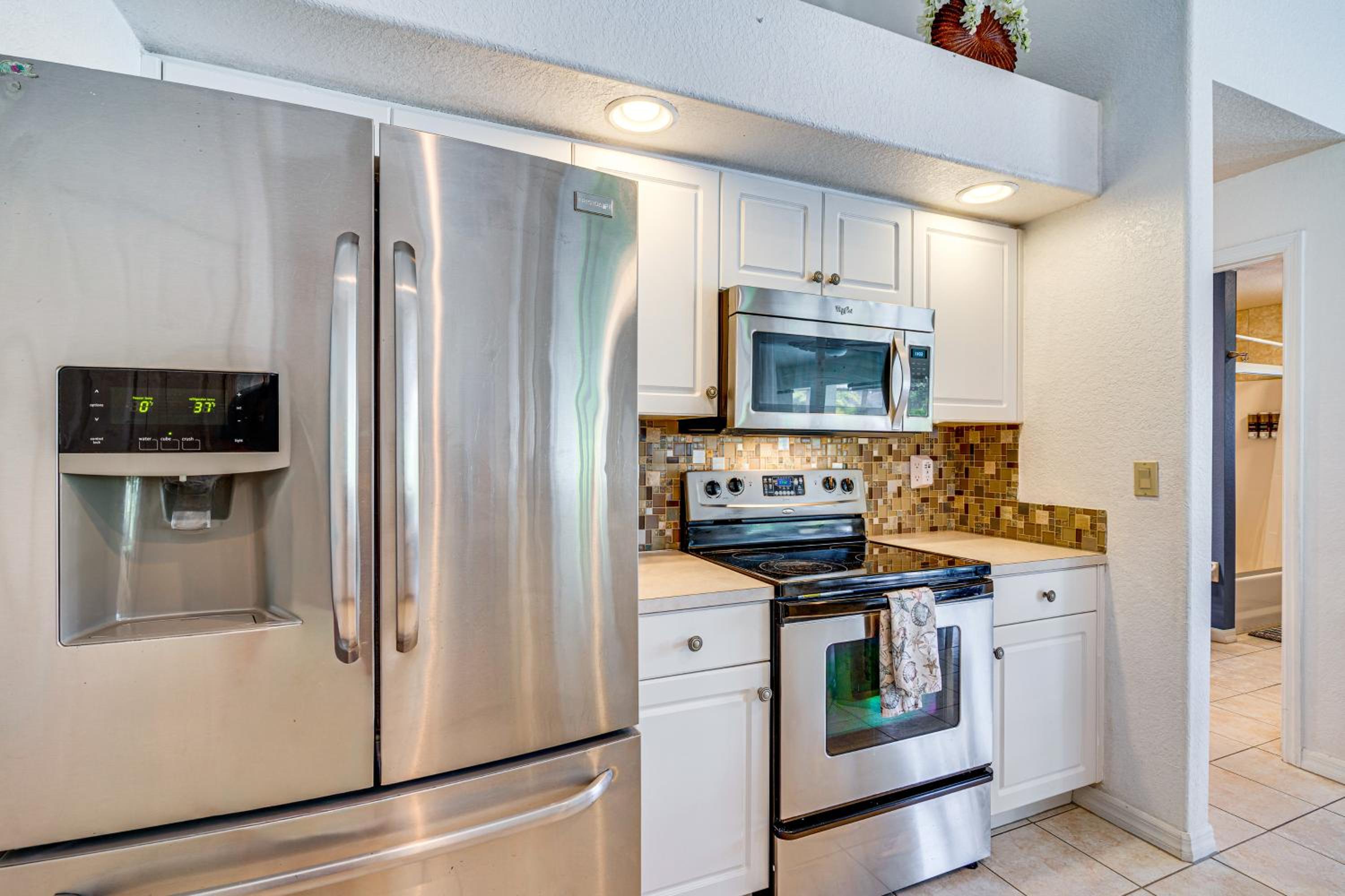 Poolside Lounge and Game Area Cape Coral Retreat