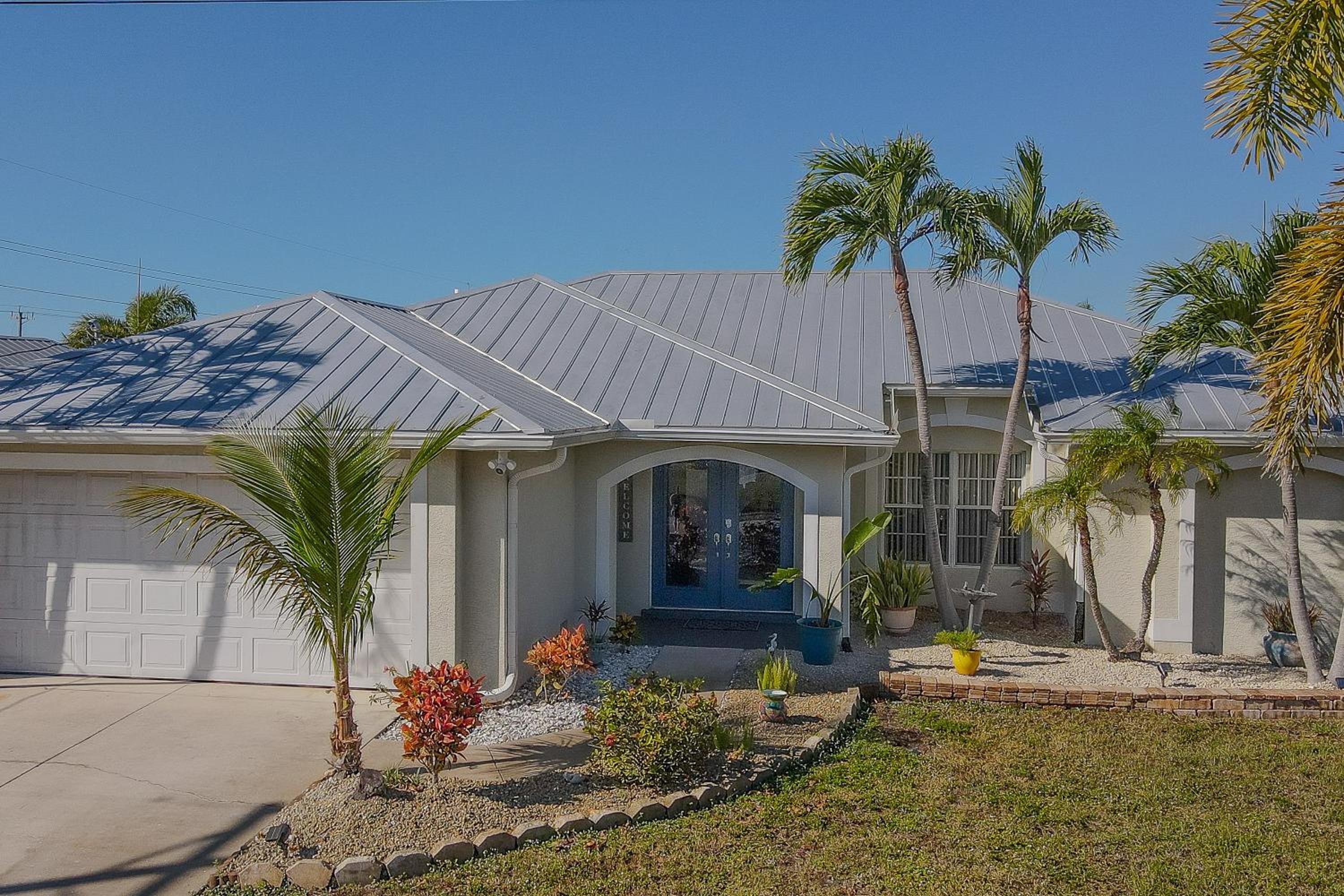 Poolside Lounge and Game Area Cape Coral Retreat