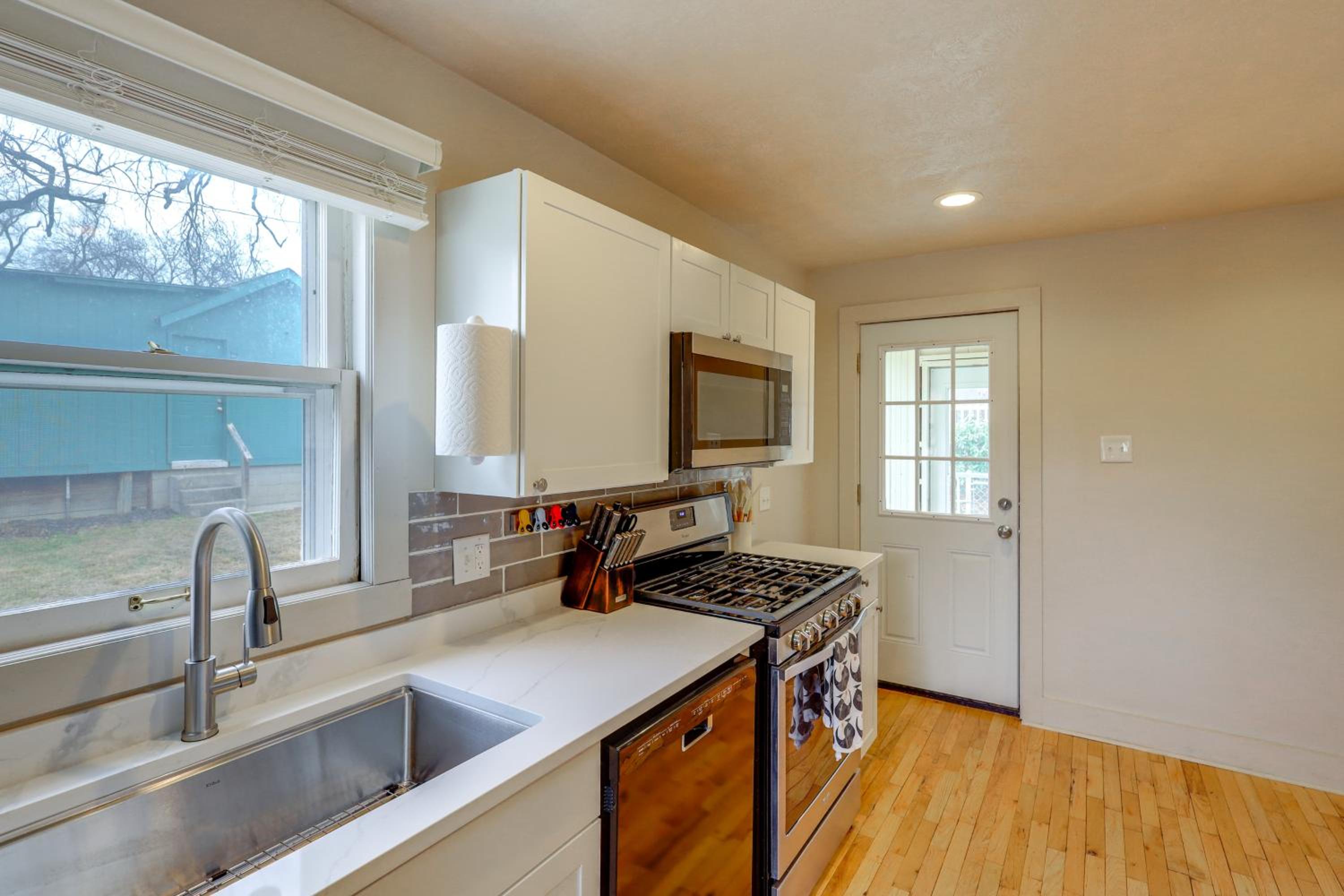 Walk to Benson Nightlife and Dining! Home with Yard