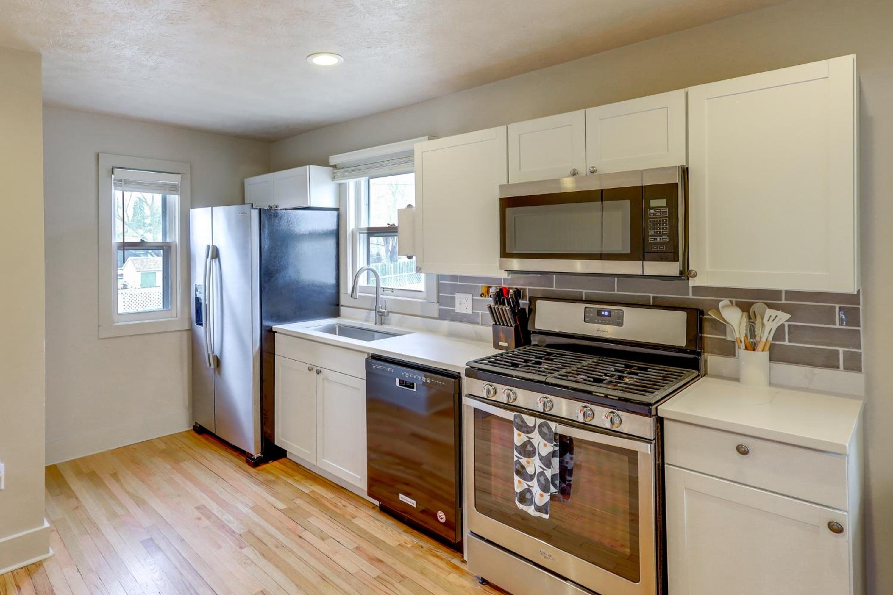 Walk to Benson Nightlife and Dining! Home with Yard