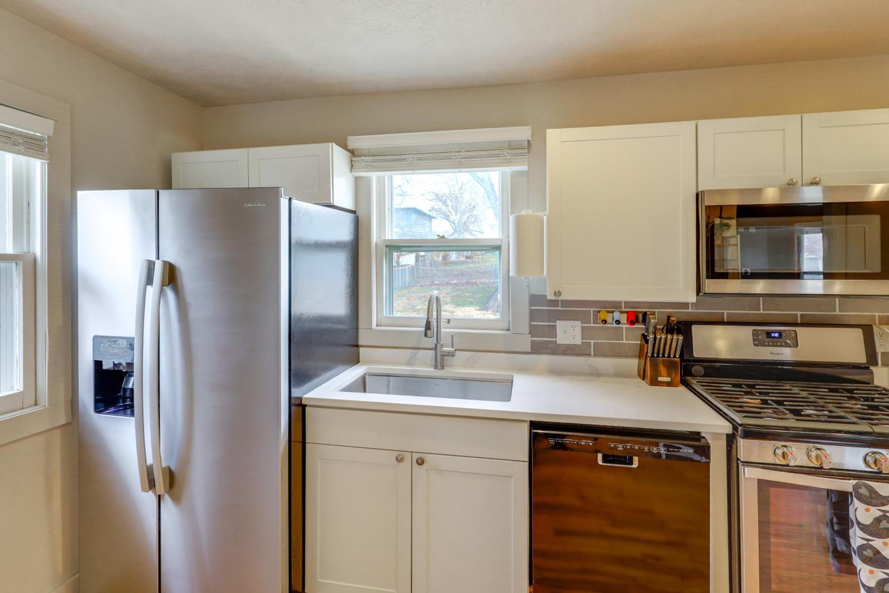 Walk to Benson Nightlife and Dining! Home with Yard