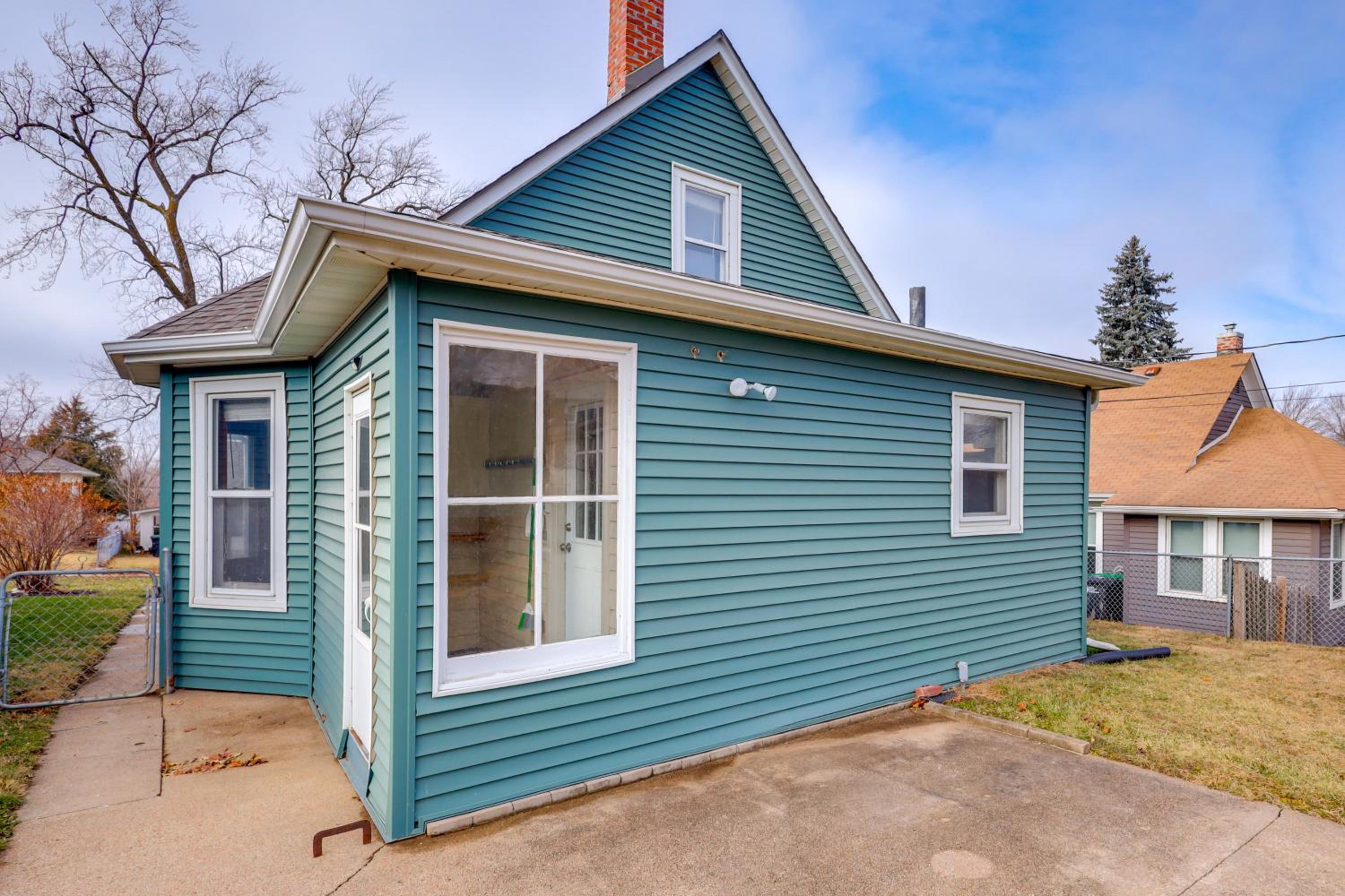 Walk to Benson Nightlife and Dining! Home with Yard