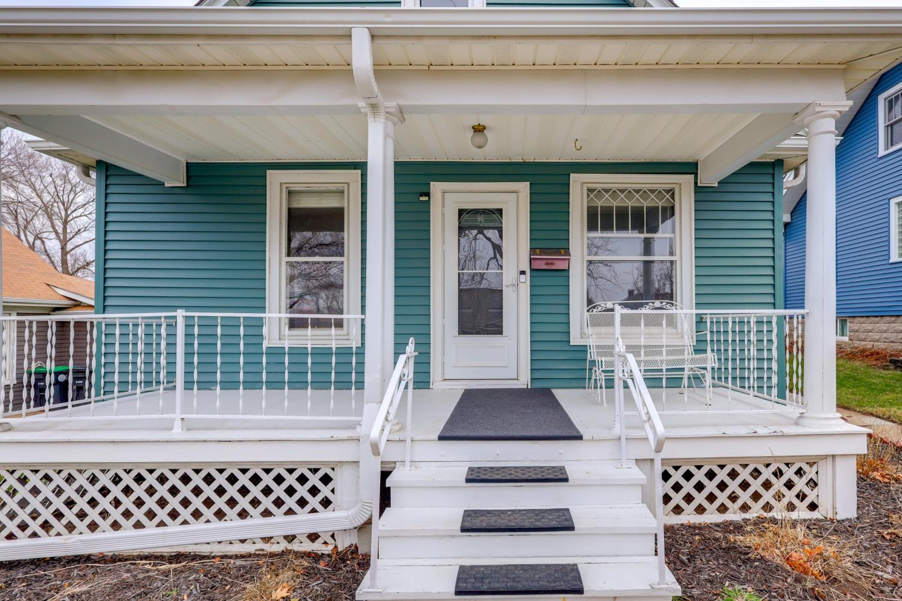 Walk to Benson Nightlife and Dining! Home with Yard