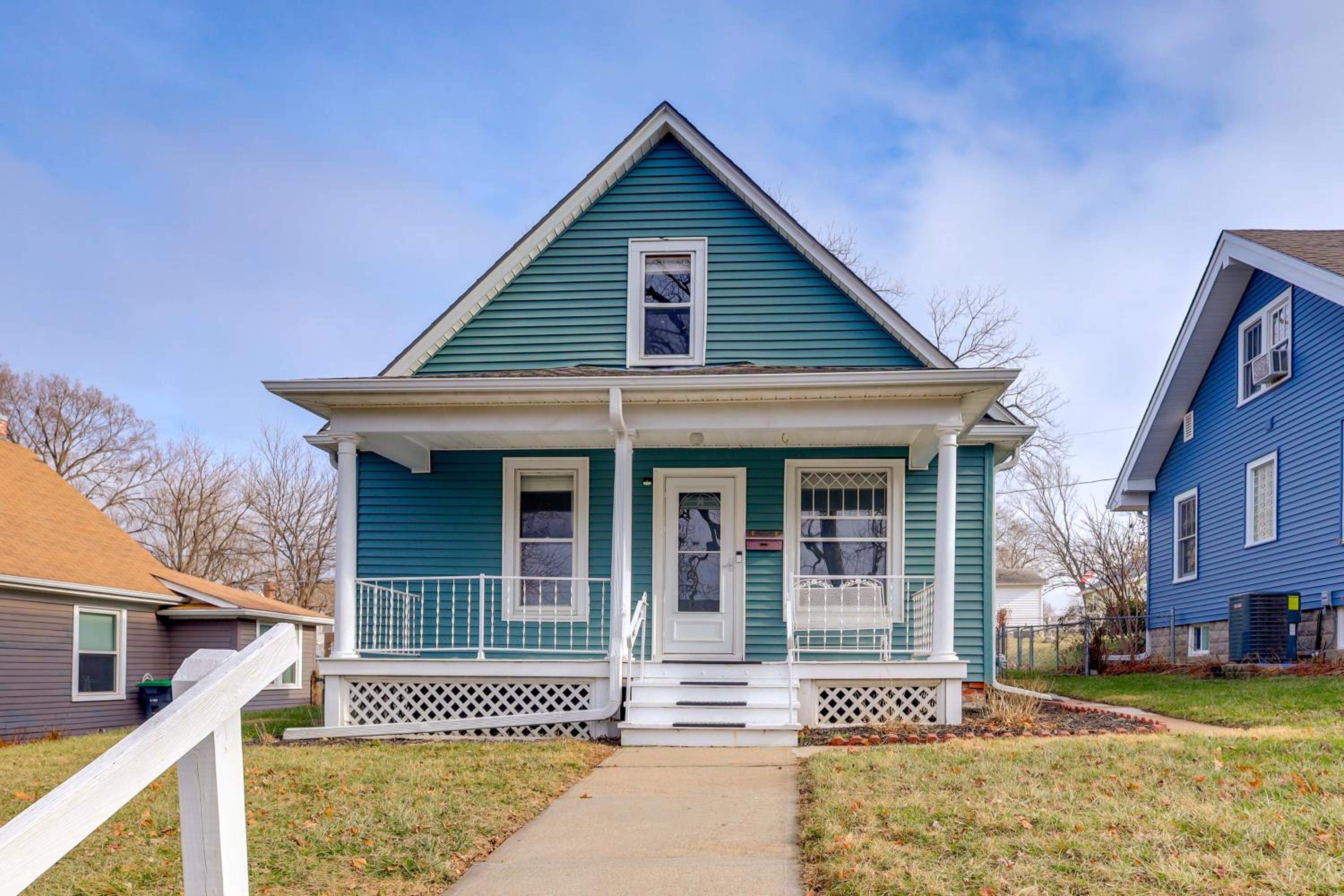 Walk to Benson Nightlife and Dining! Home with Yard