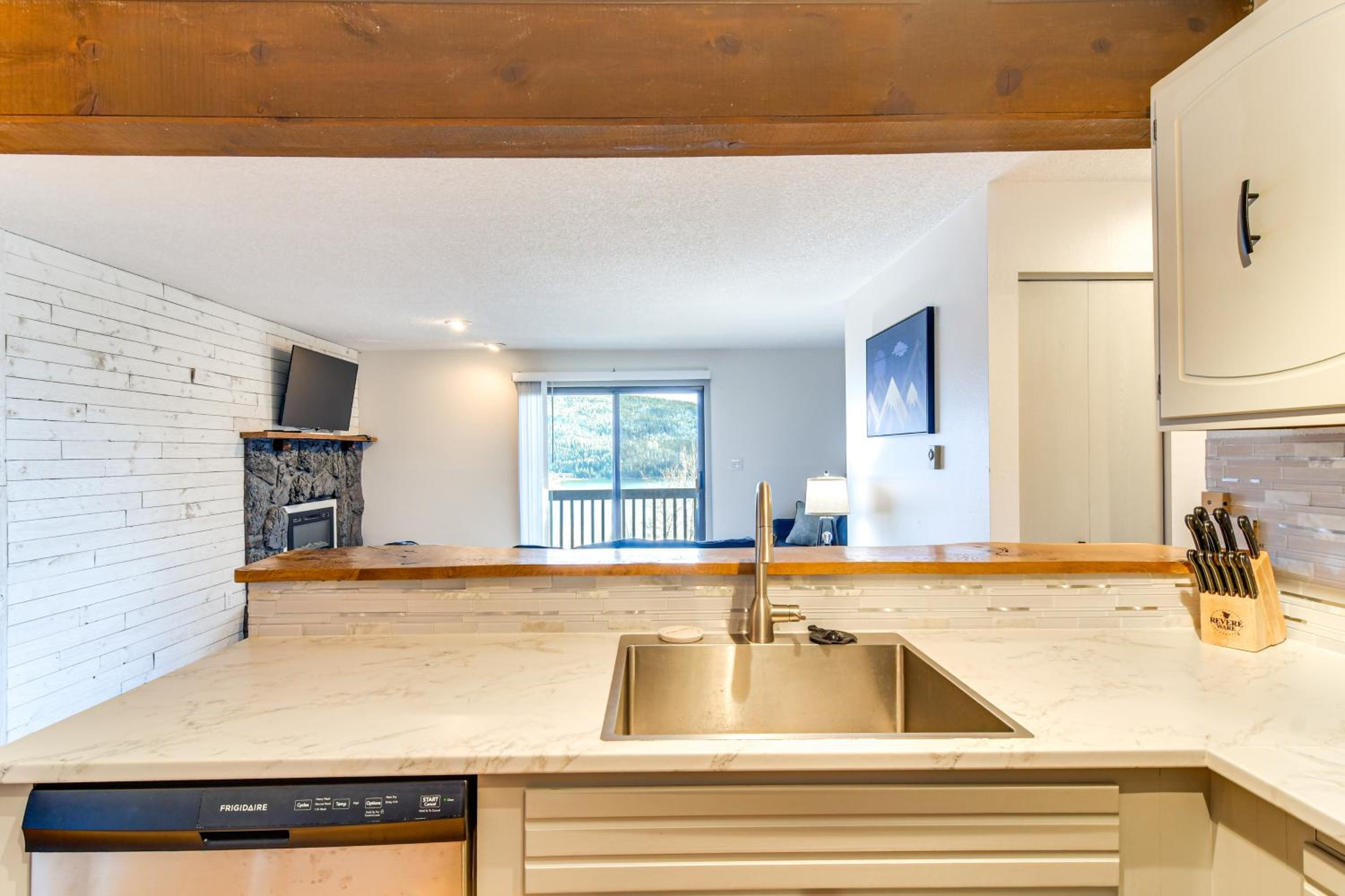 Ski, Hike and Snowmobile Mtn-View Grand Lake Gem!