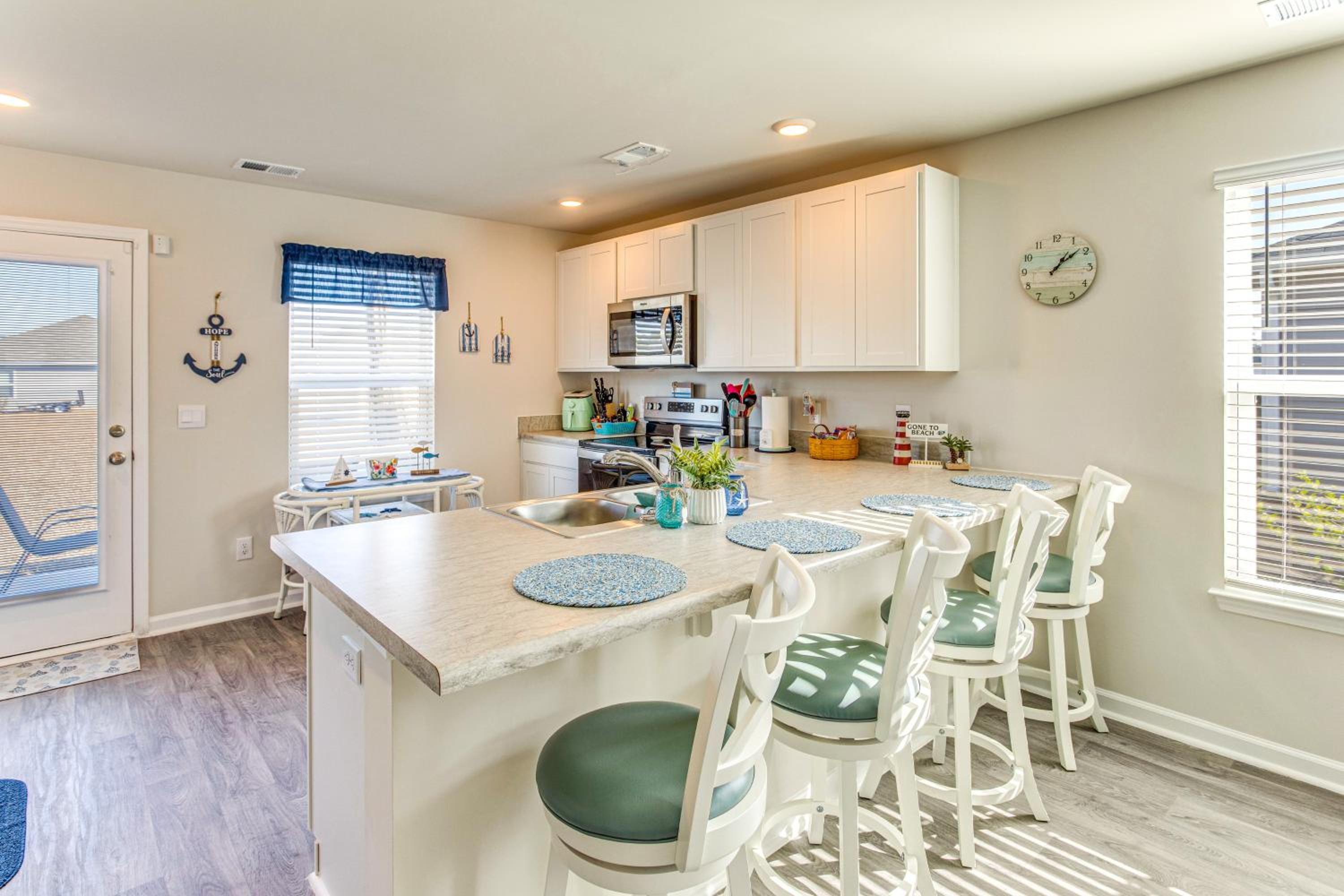 3 Mi to Holden Beach! Family Home with Patio