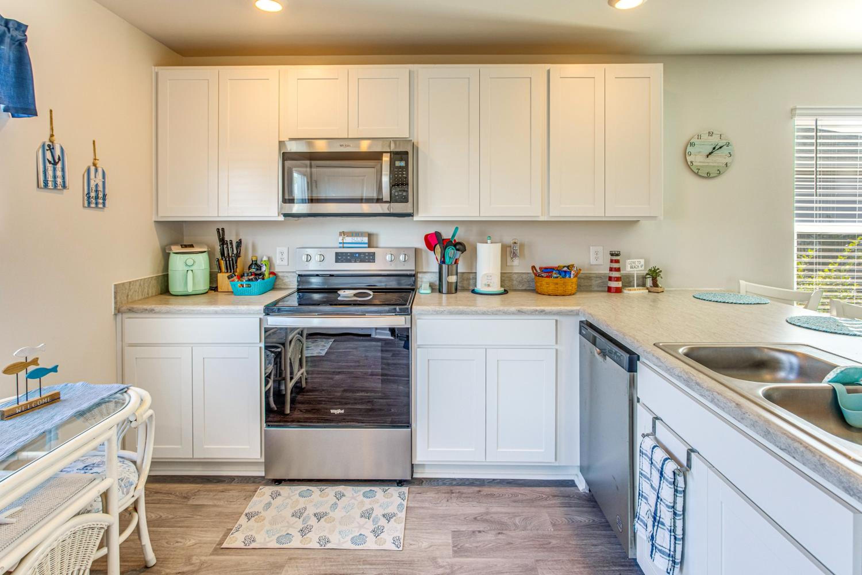 3 Mi to Holden Beach! Family Home with Patio