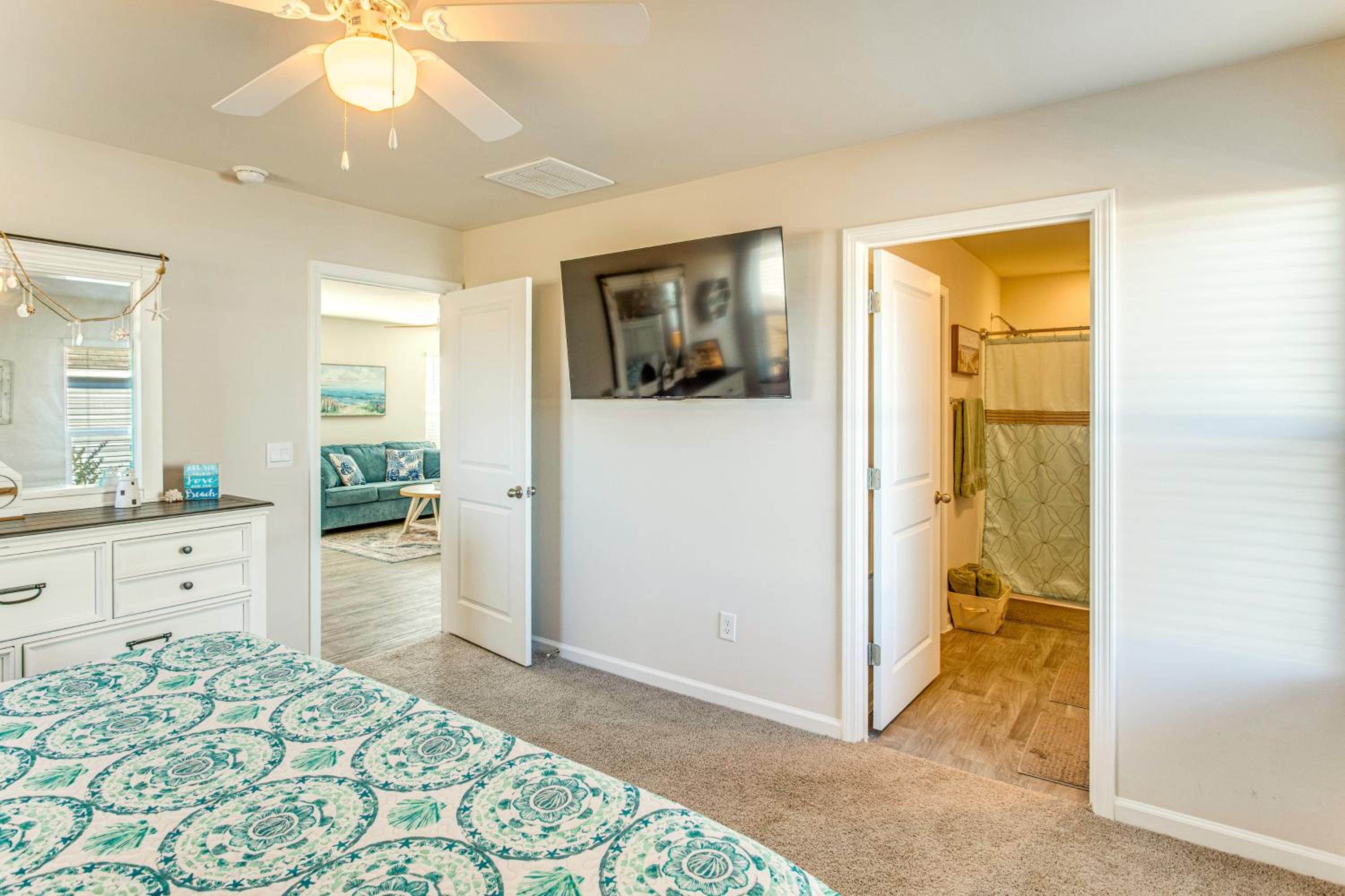 3 Mi to Holden Beach! Family Home with Patio