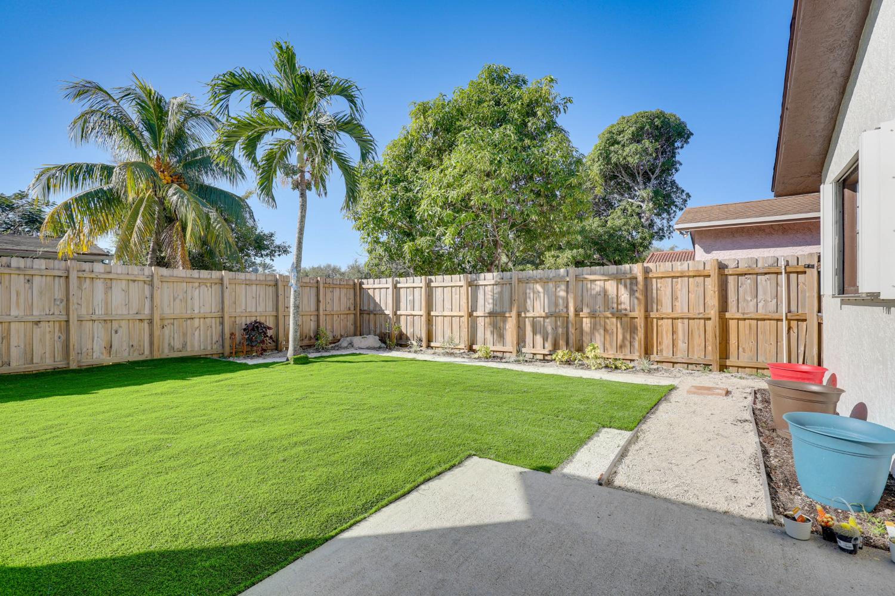 Walk to Shops and Eats, 3 Mi to Beach! Hollywood Gem