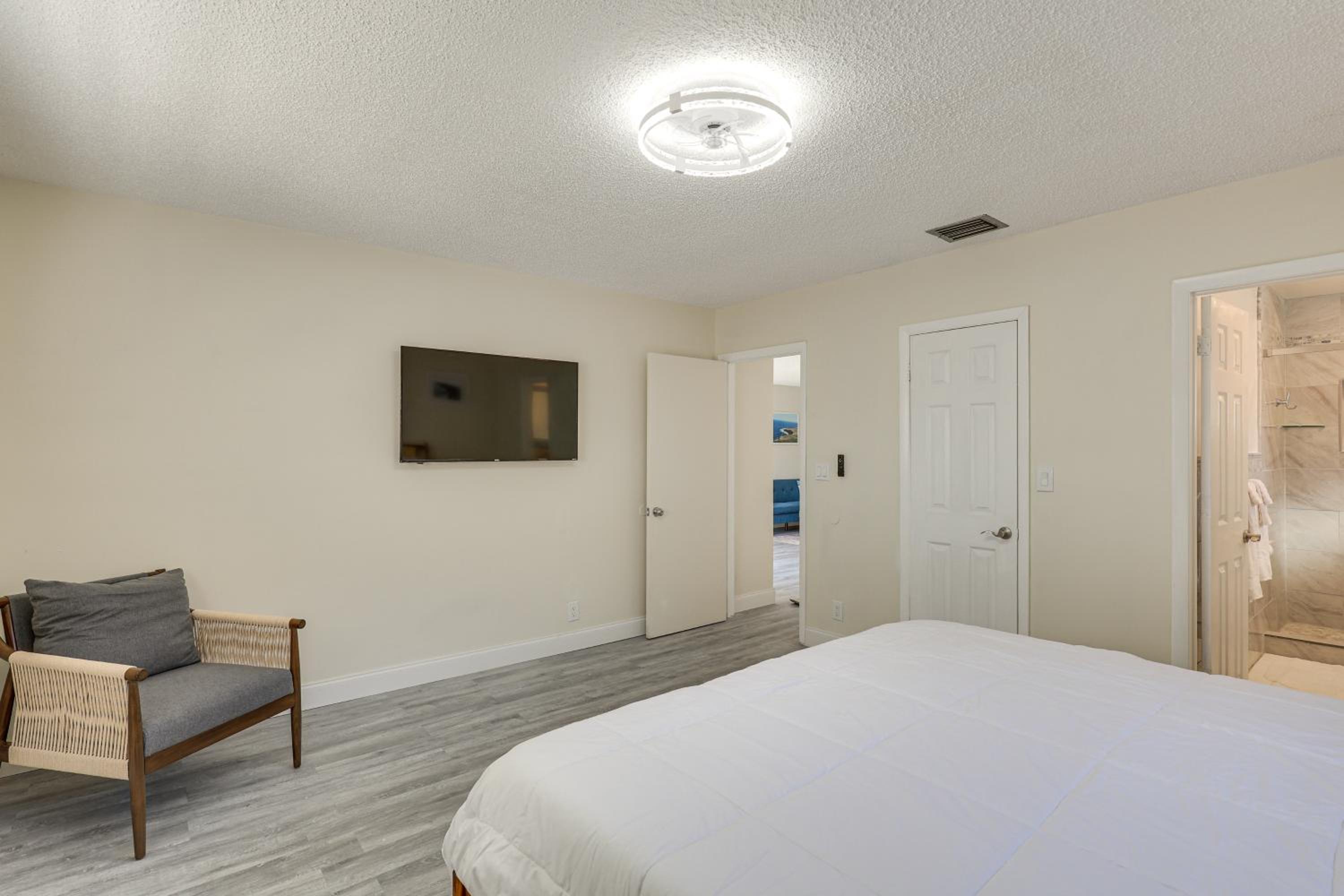 Walk to Shops and Eats, 3 Mi to Beach! Hollywood Gem