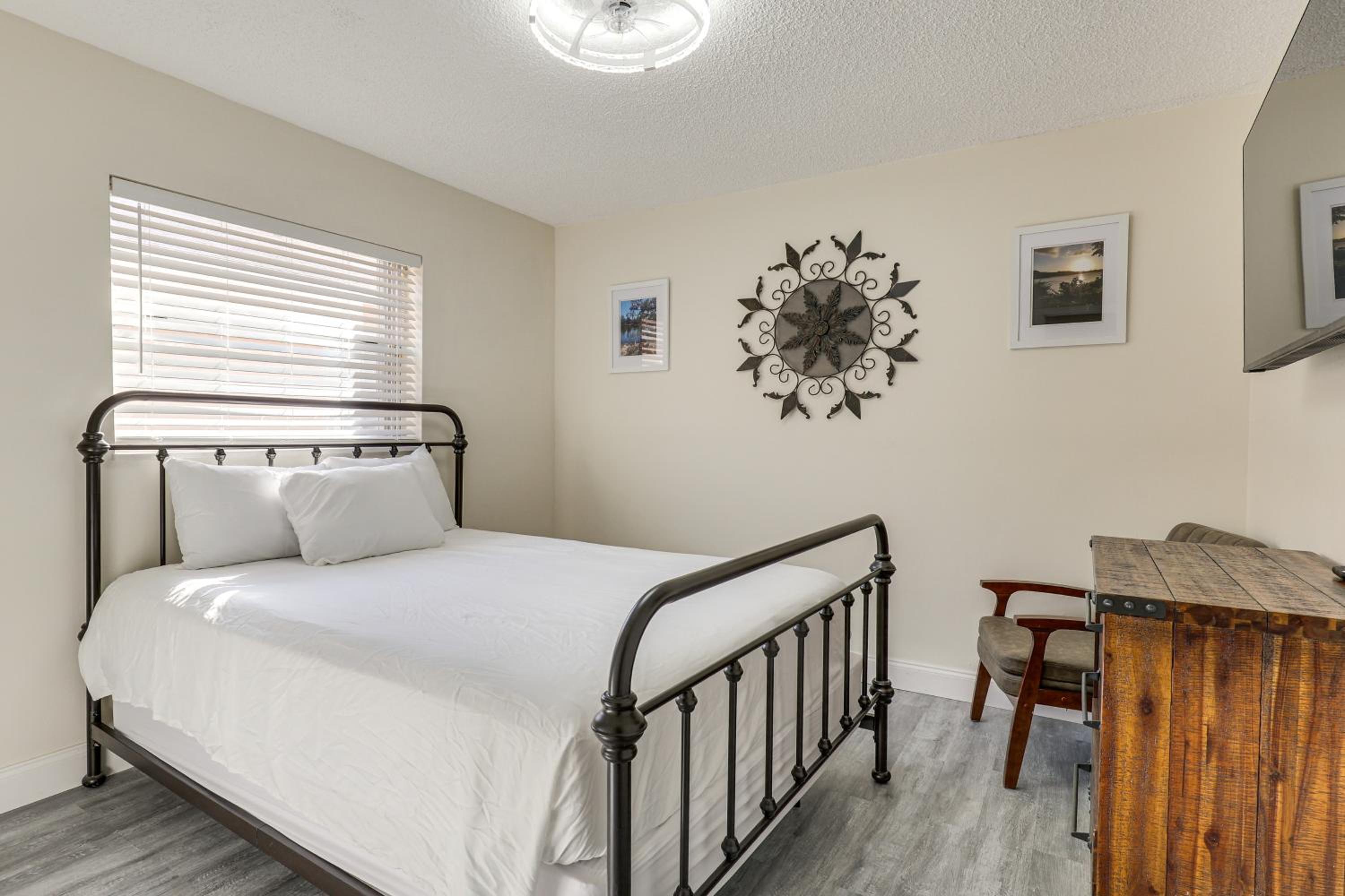 Walk to Shops and Eats, 3 Mi to Beach! Hollywood Gem