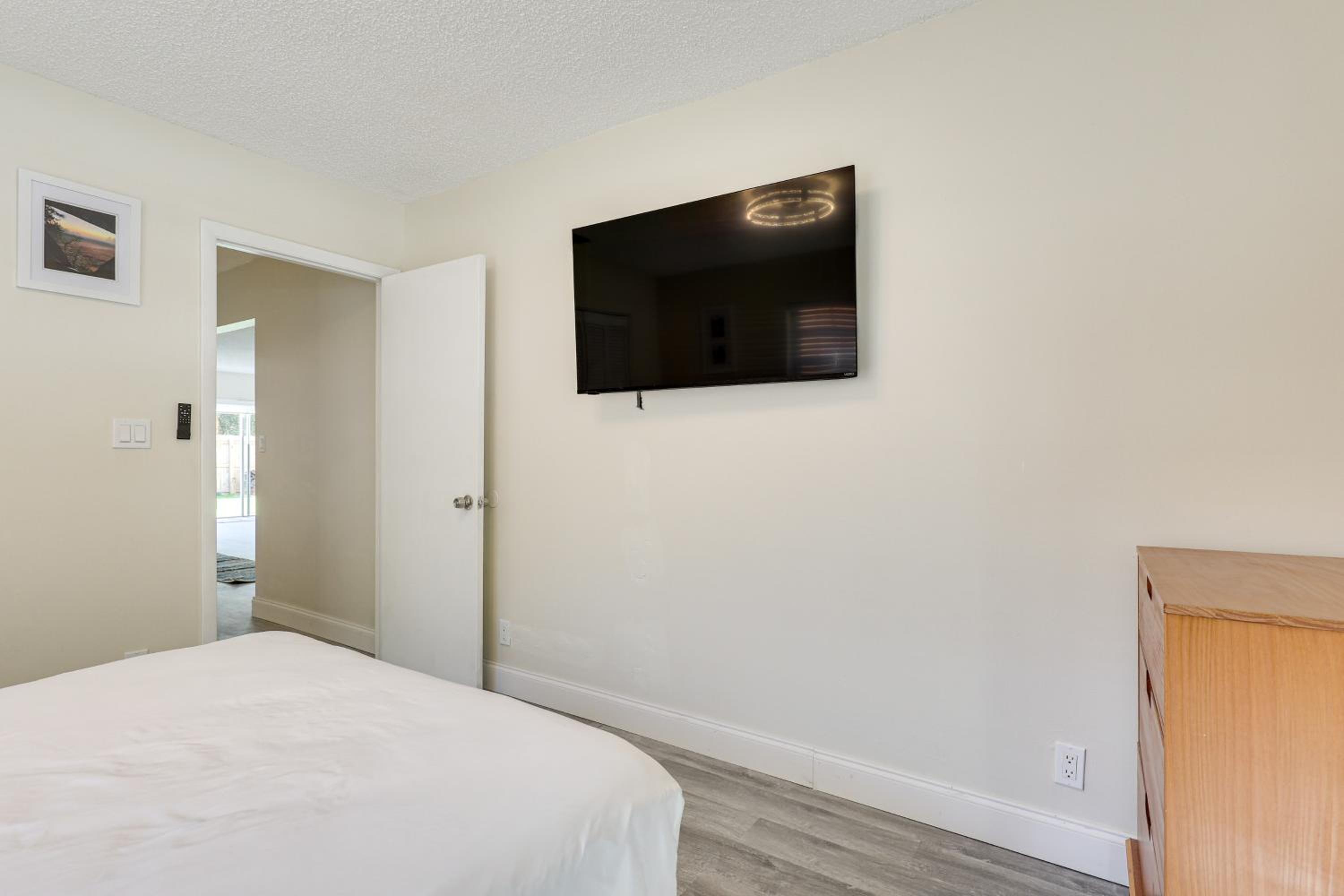 Walk to Shops and Eats, 3 Mi to Beach! Hollywood Gem