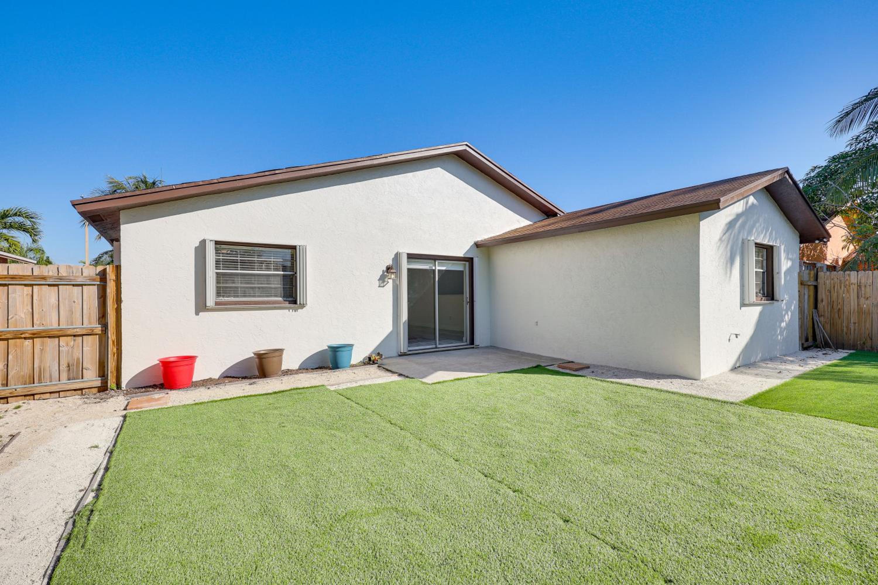 Walk to Shops and Eats, 3 Mi to Beach! Hollywood Gem