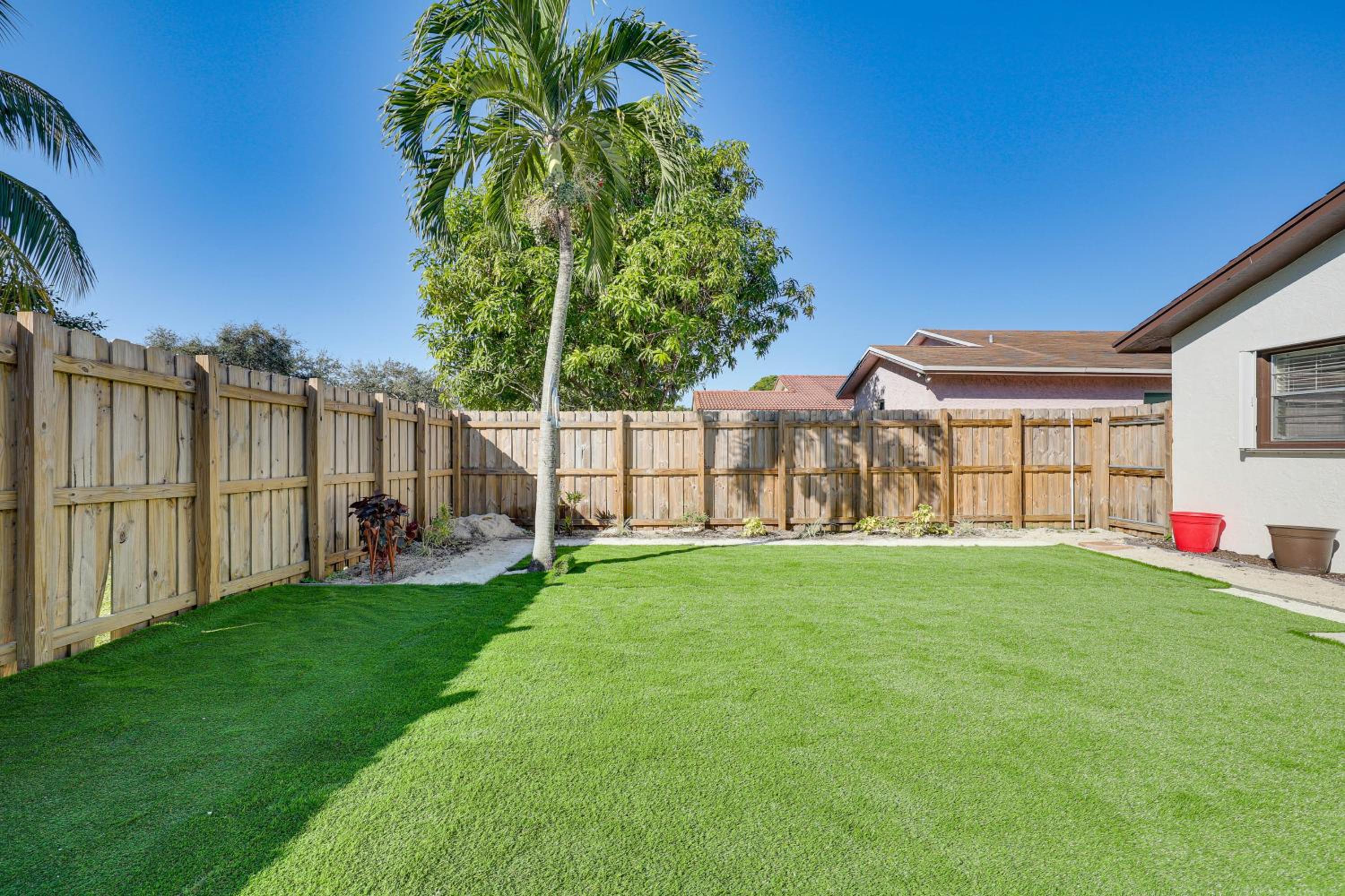 Walk to Shops and Eats, 3 Mi to Beach! Hollywood Gem