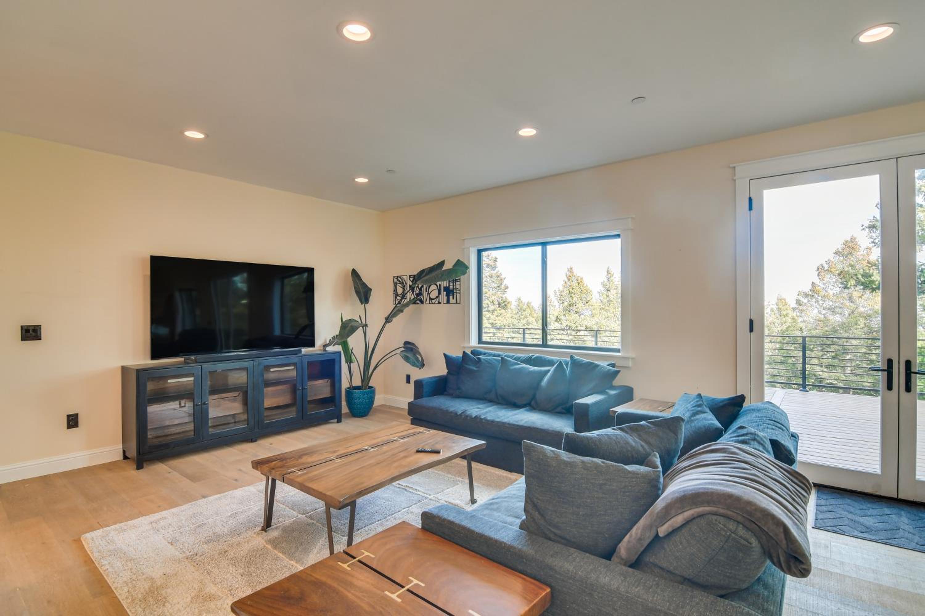 Great for Gatherings! Evergreen Getaway with Hot Tub