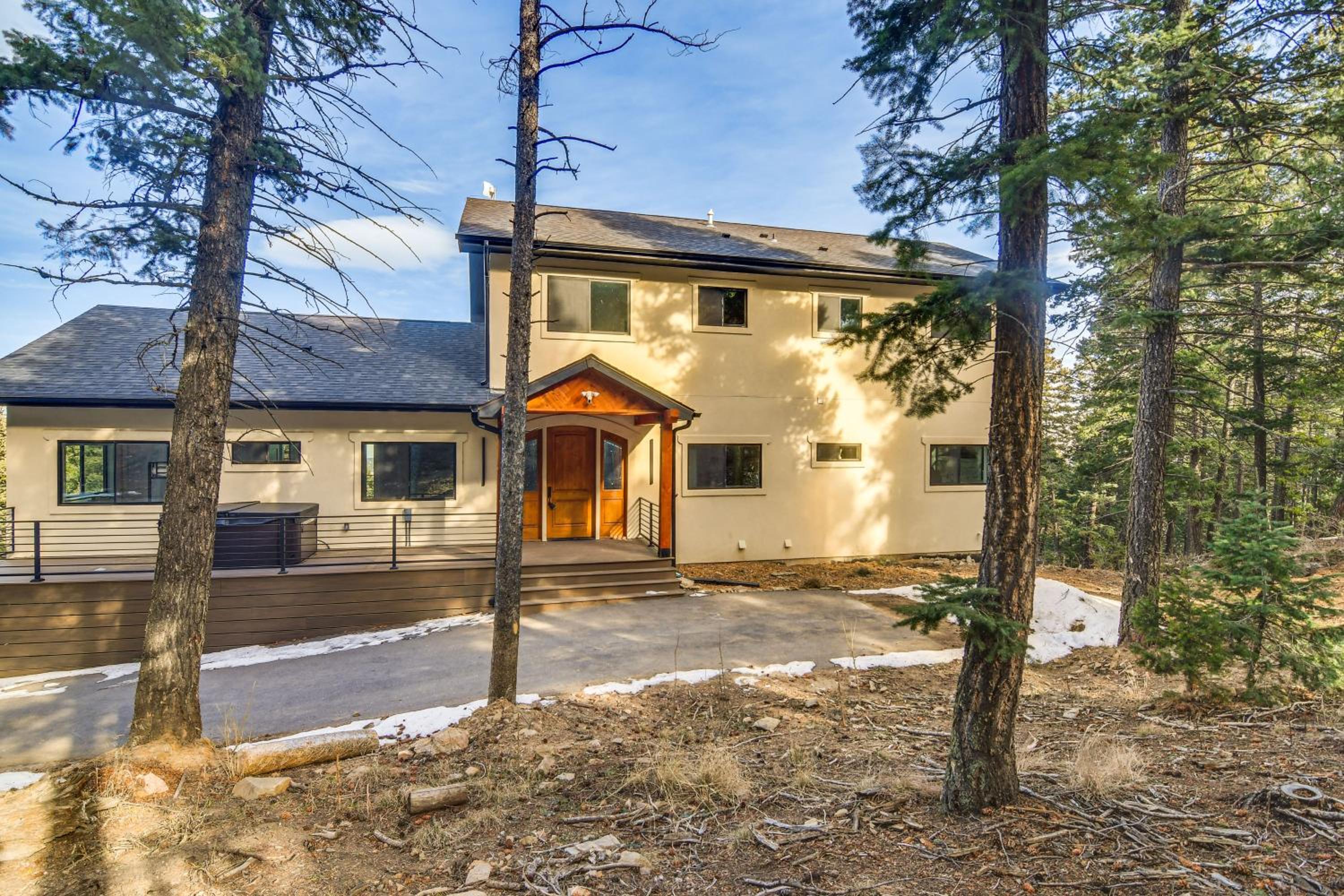 Great for Gatherings! Evergreen Getaway with Hot Tub