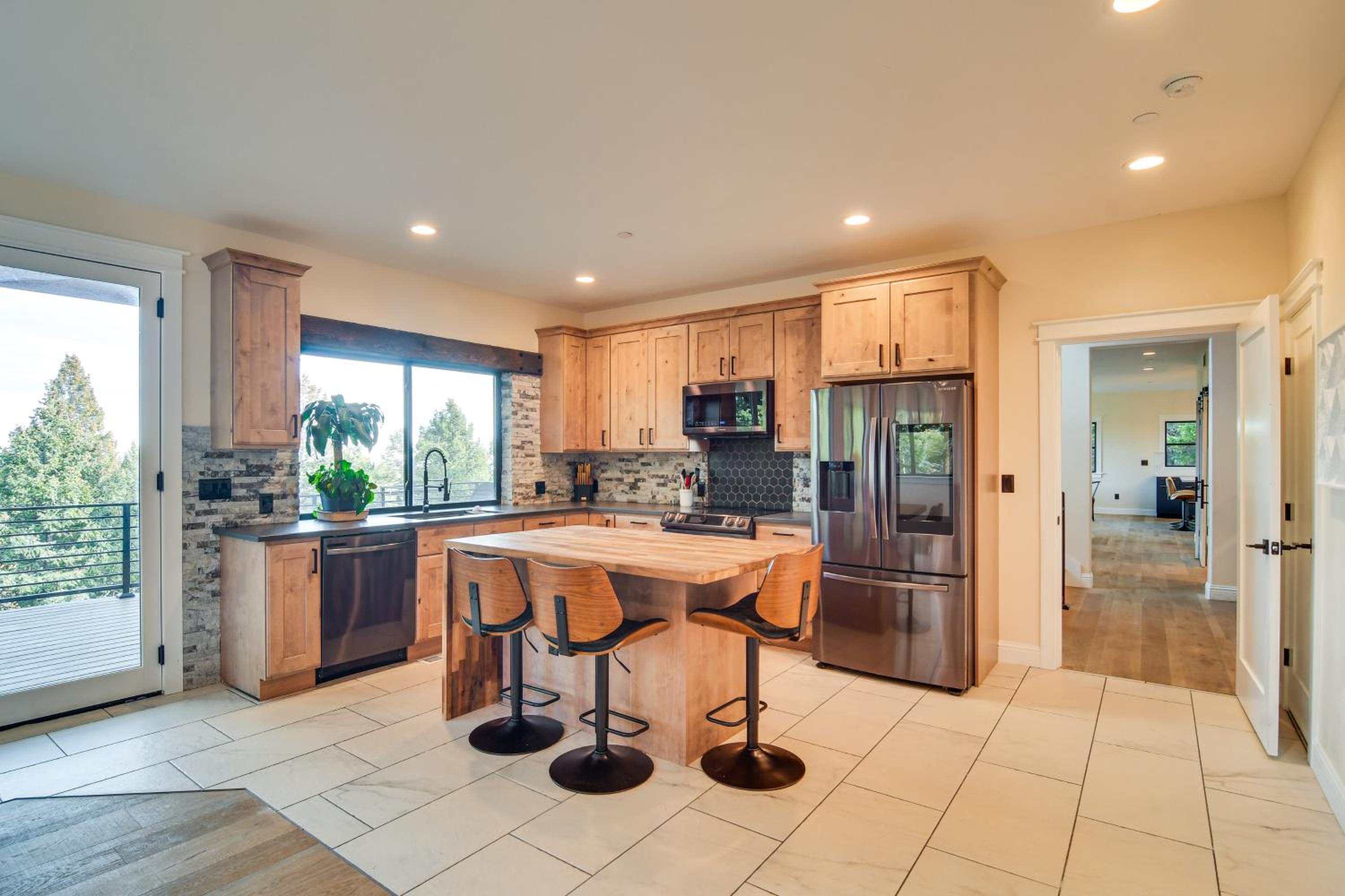 Great for Gatherings! Evergreen Getaway with Hot Tub