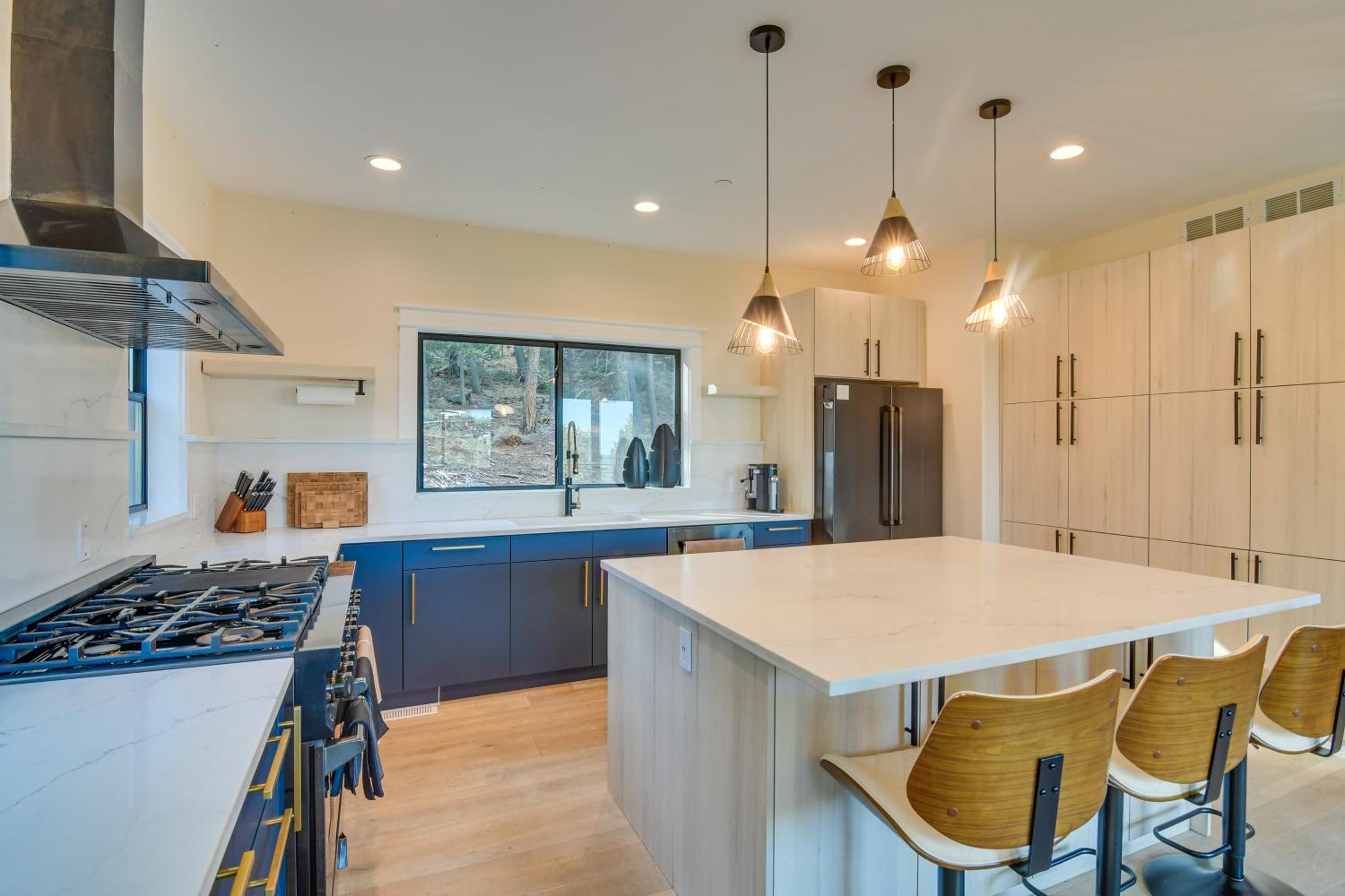 Great for Gatherings! Evergreen Getaway with Hot Tub