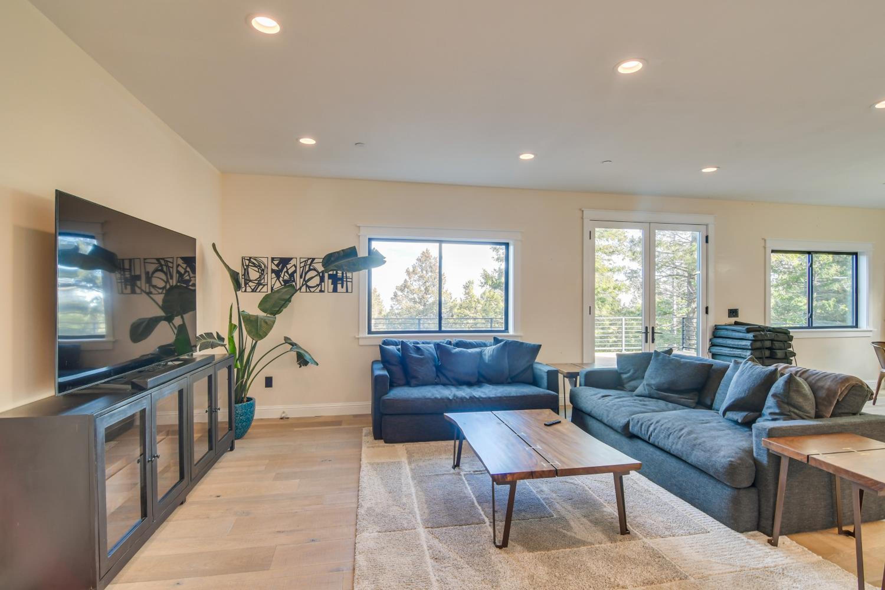 Great for Gatherings! Evergreen Getaway with Hot Tub