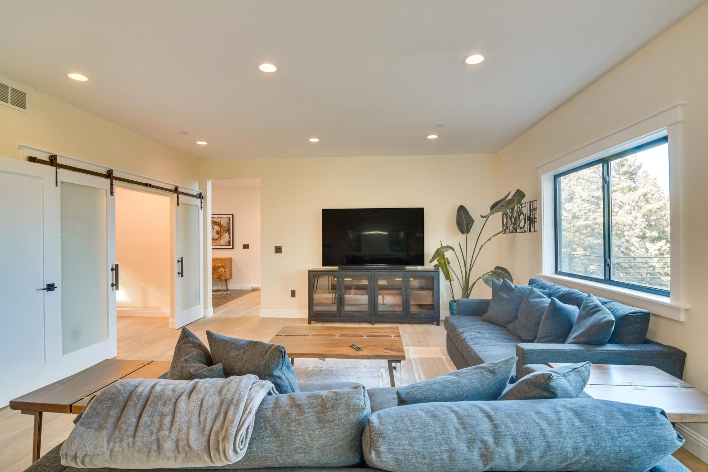 Great for Gatherings! Evergreen Getaway with Hot Tub