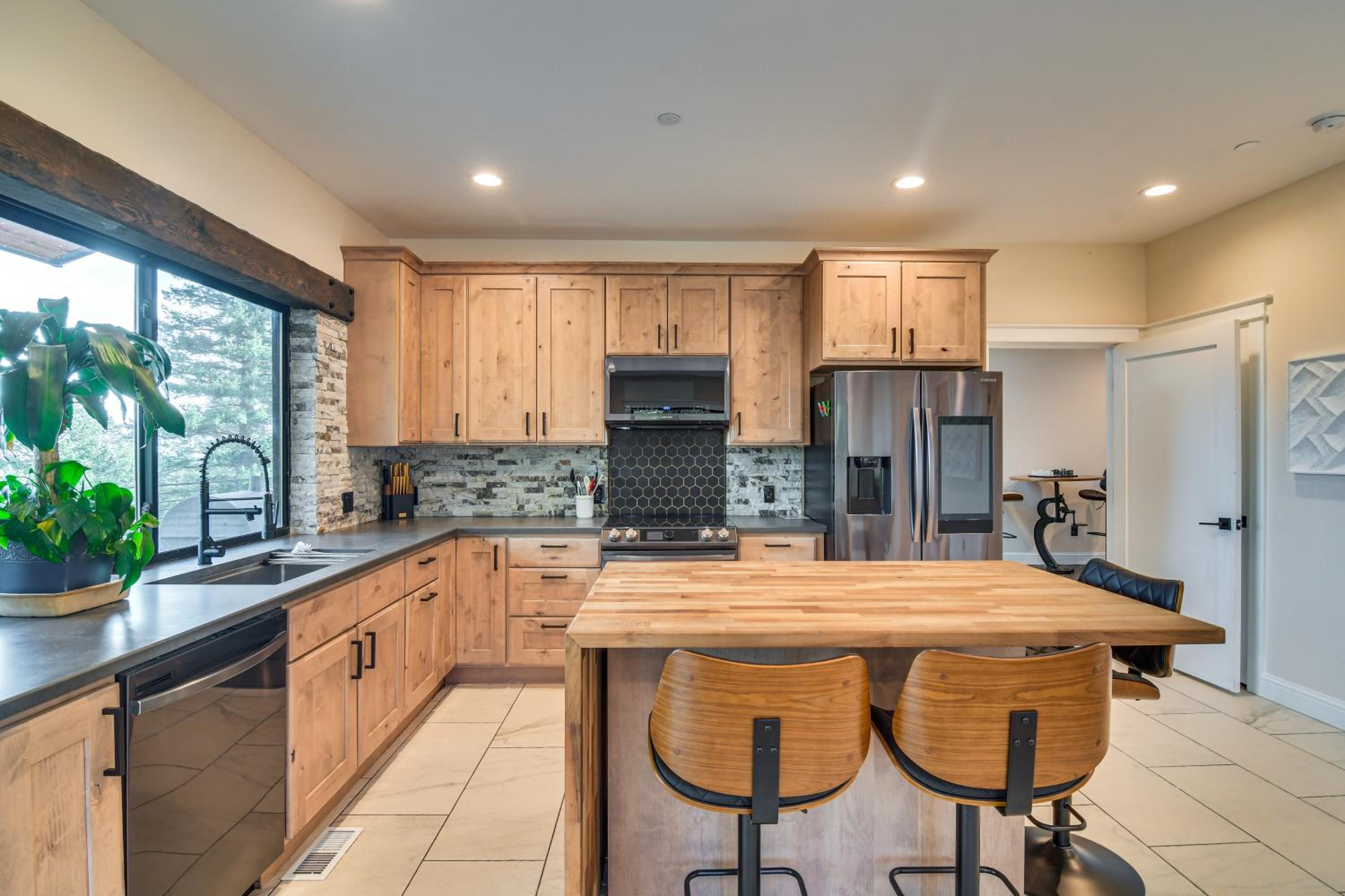 Great for Gatherings! Evergreen Getaway with Hot Tub