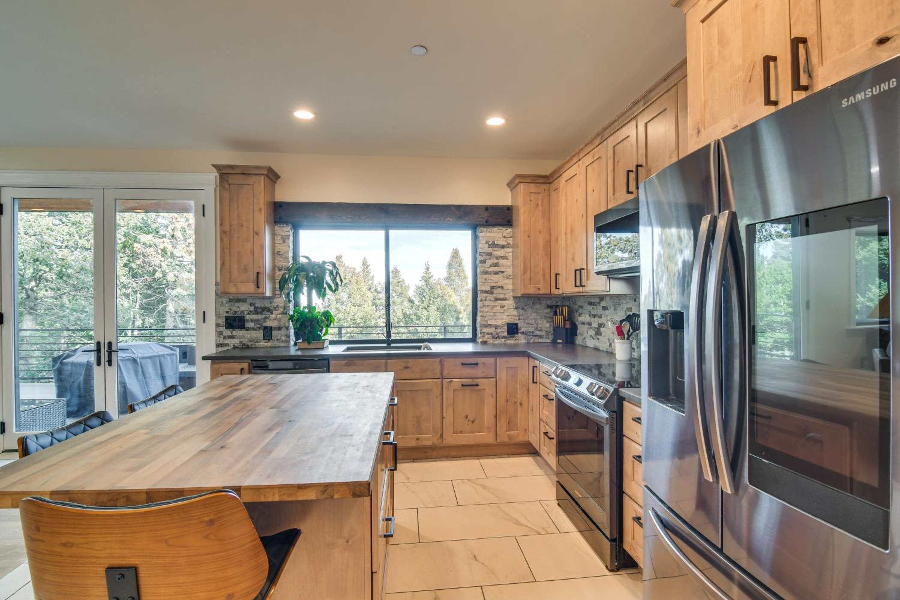 Great for Gatherings! Evergreen Getaway with Hot Tub