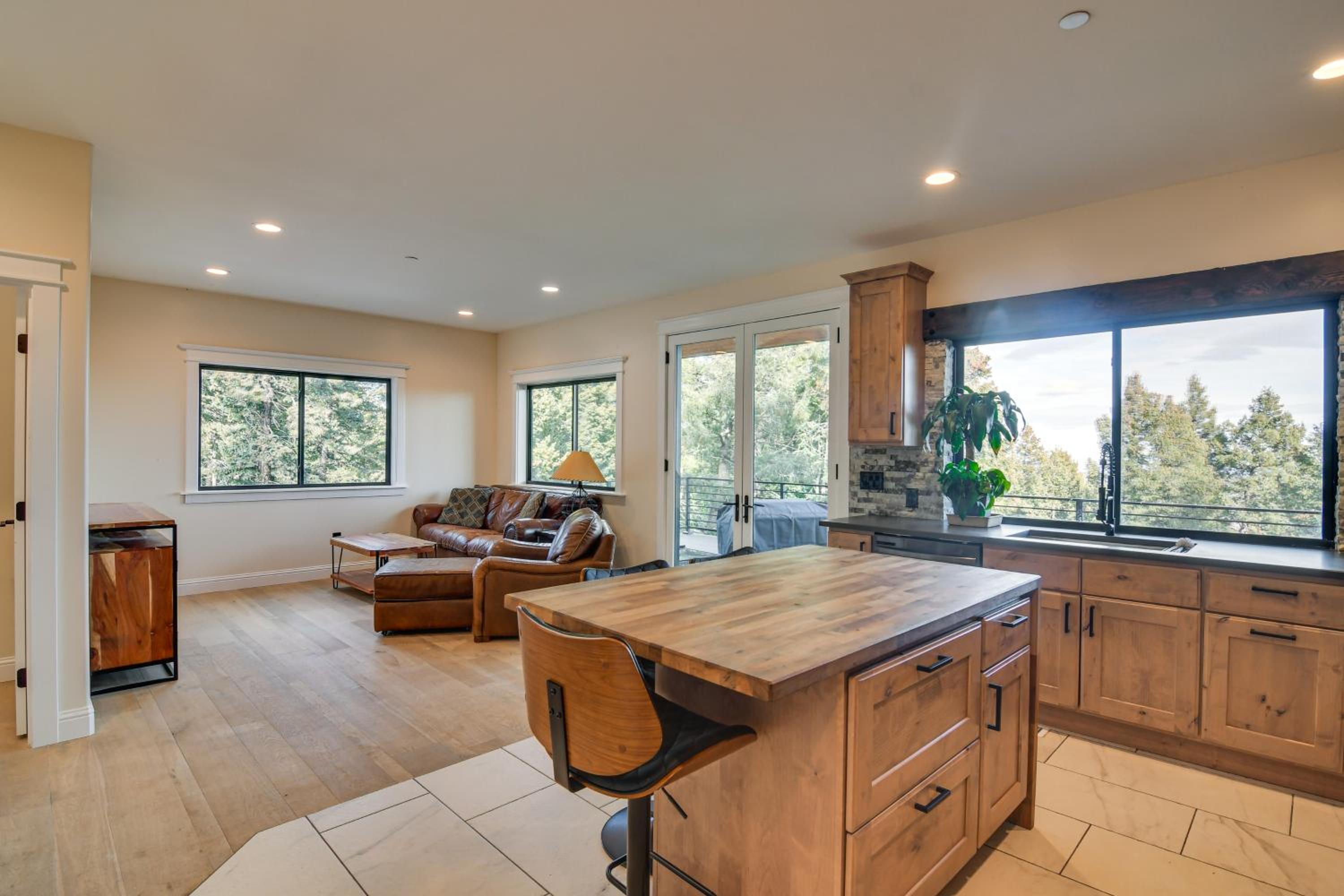 Great for Gatherings! Evergreen Getaway with Hot Tub