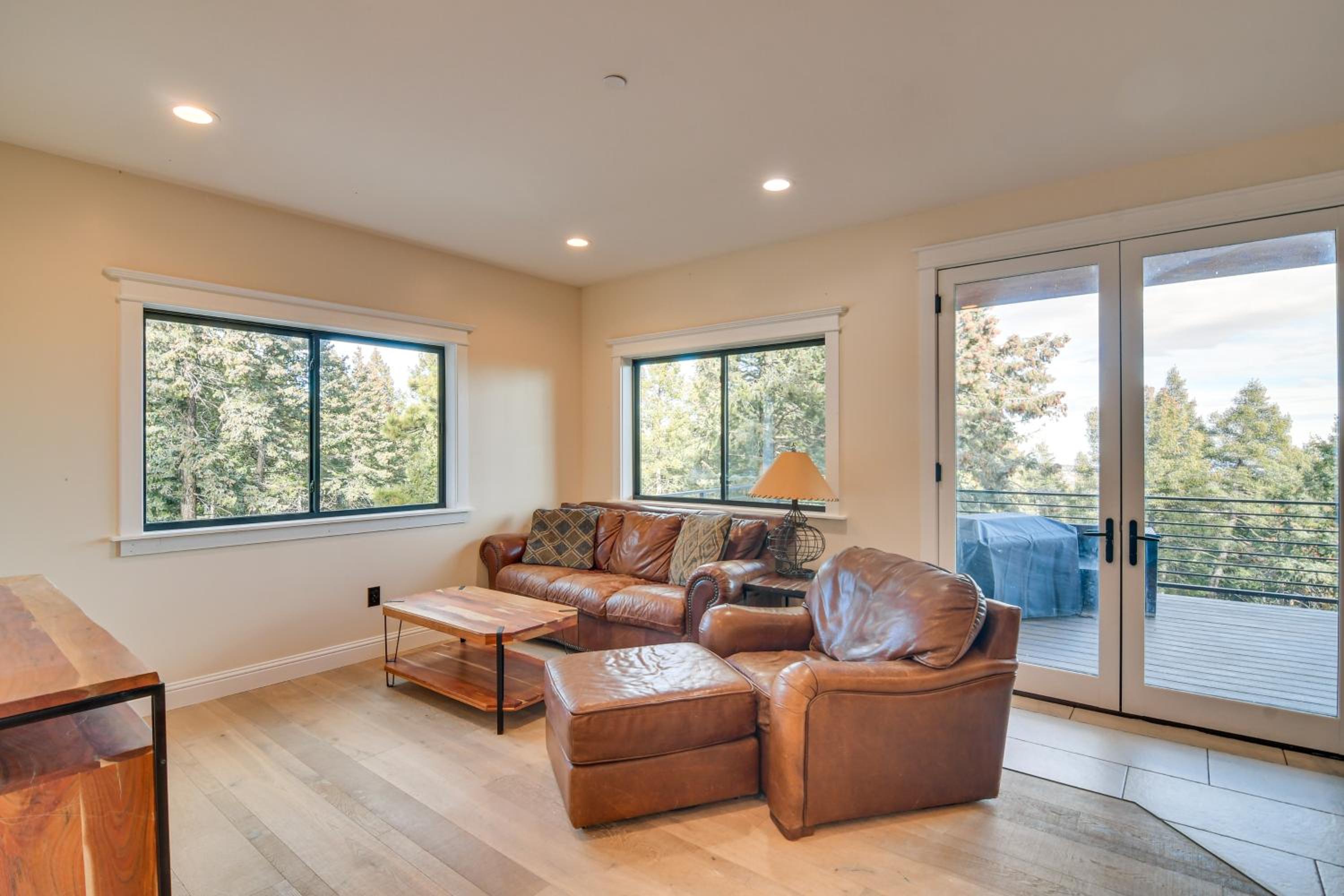 Great for Gatherings! Evergreen Getaway with Hot Tub