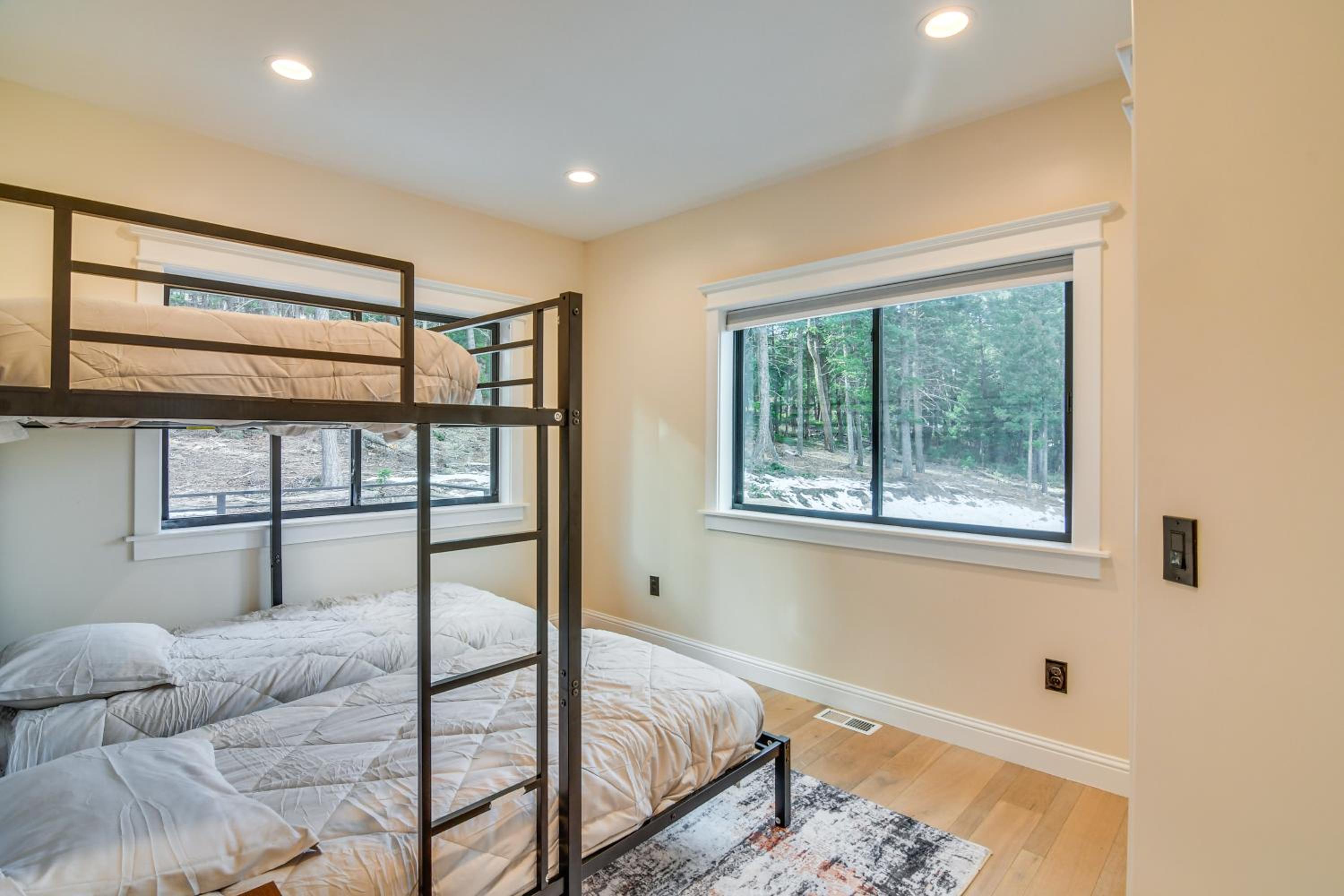 Great for Gatherings! Evergreen Getaway with Hot Tub