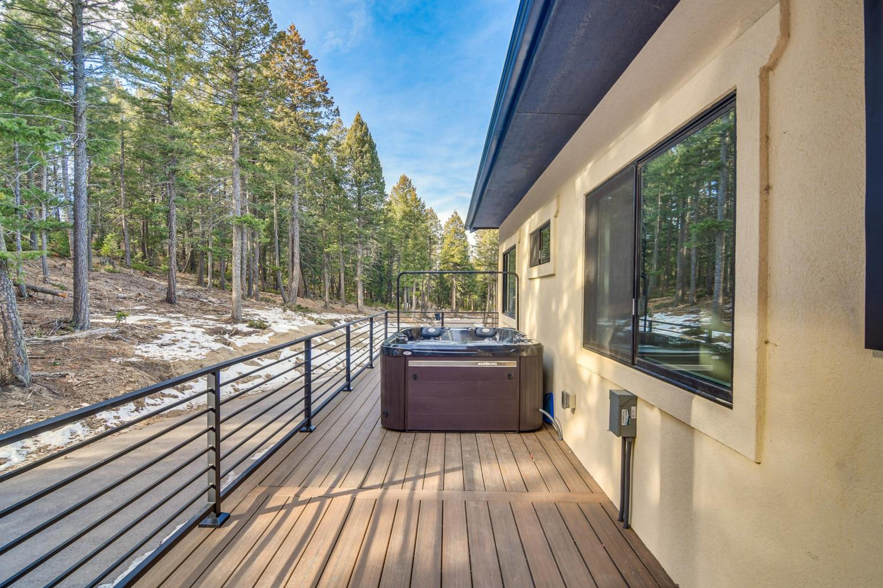 Great for Gatherings! Evergreen Getaway with Hot Tub