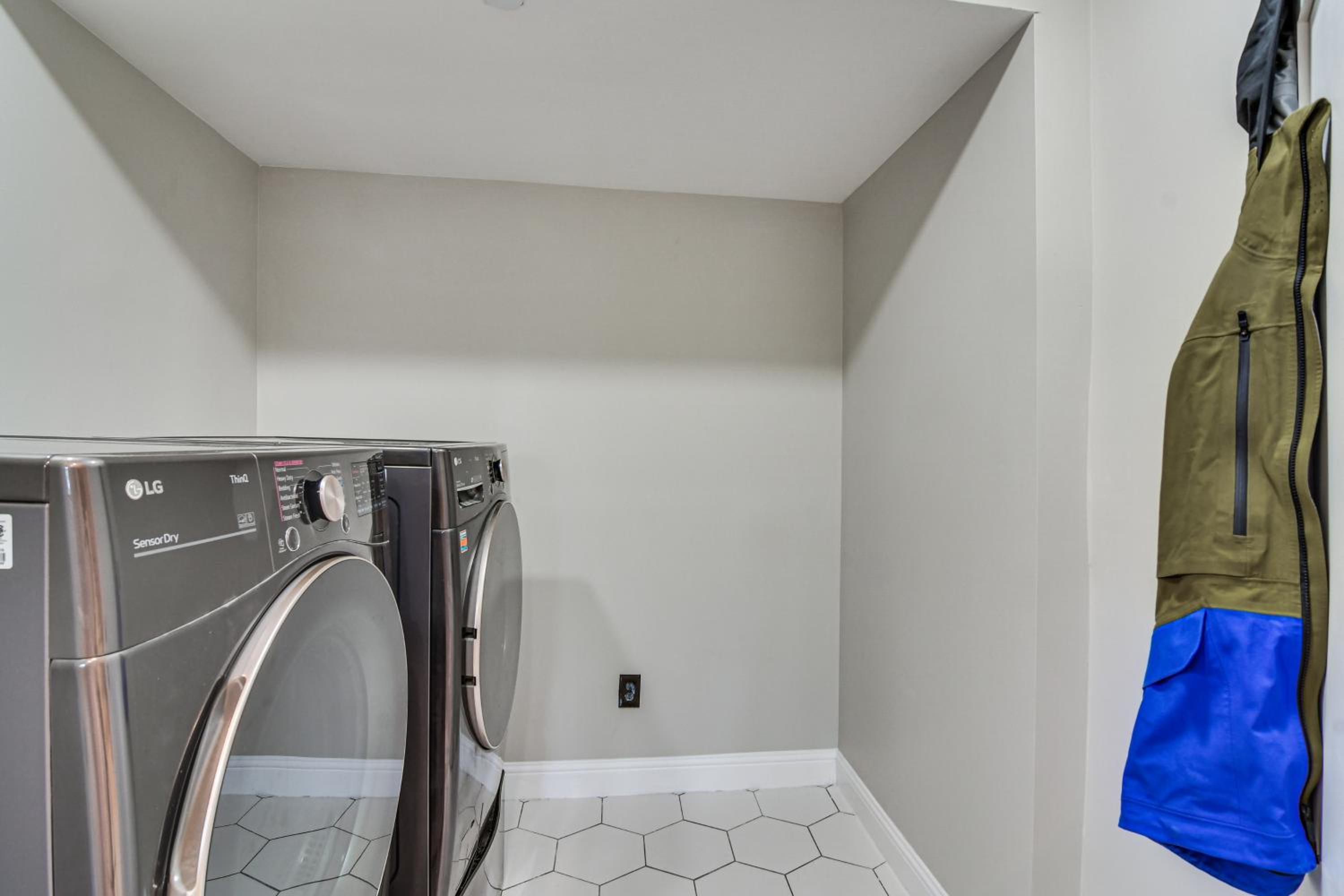 Great for Gatherings! Evergreen Getaway with Hot Tub