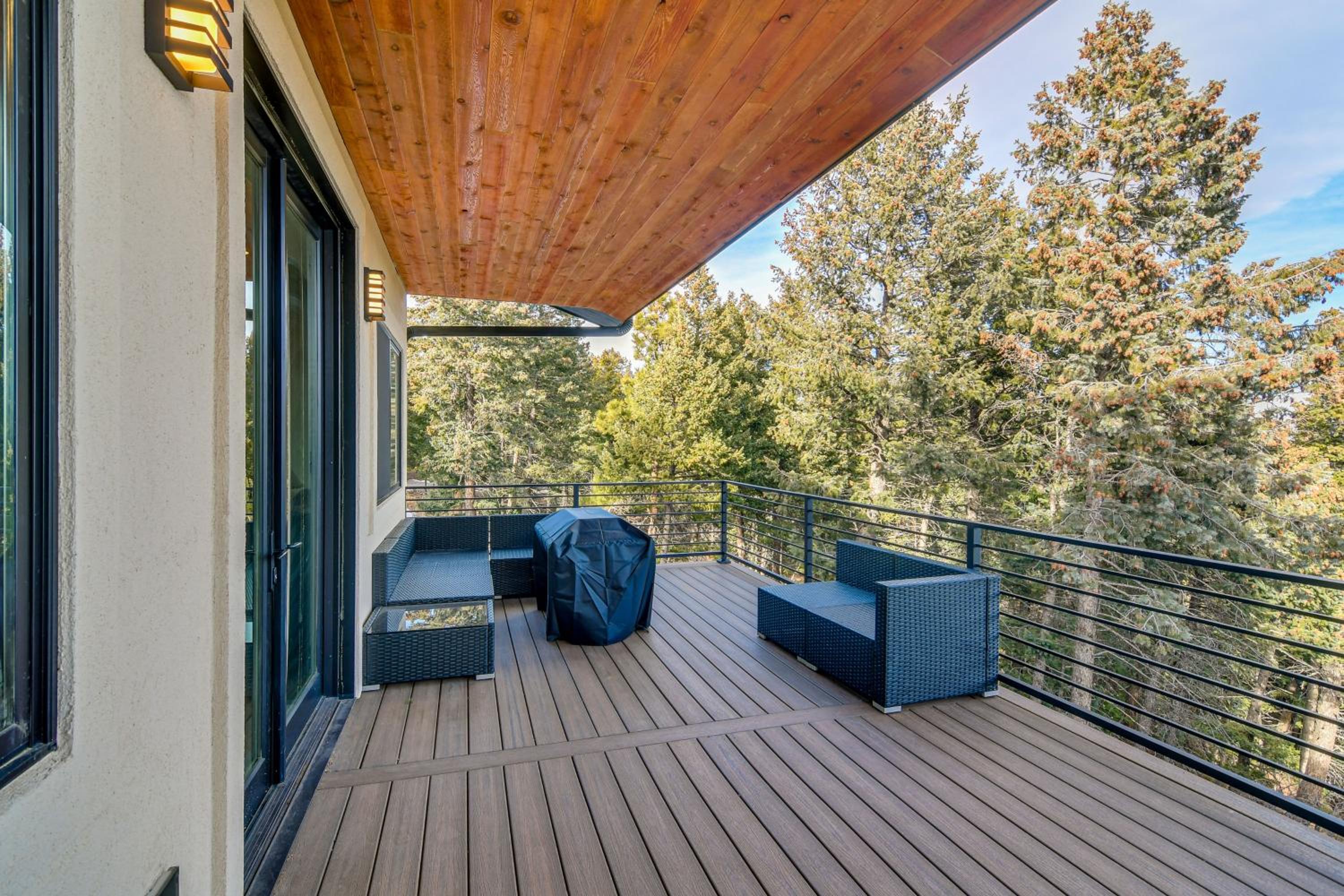 Great for Gatherings! Evergreen Getaway with Hot Tub