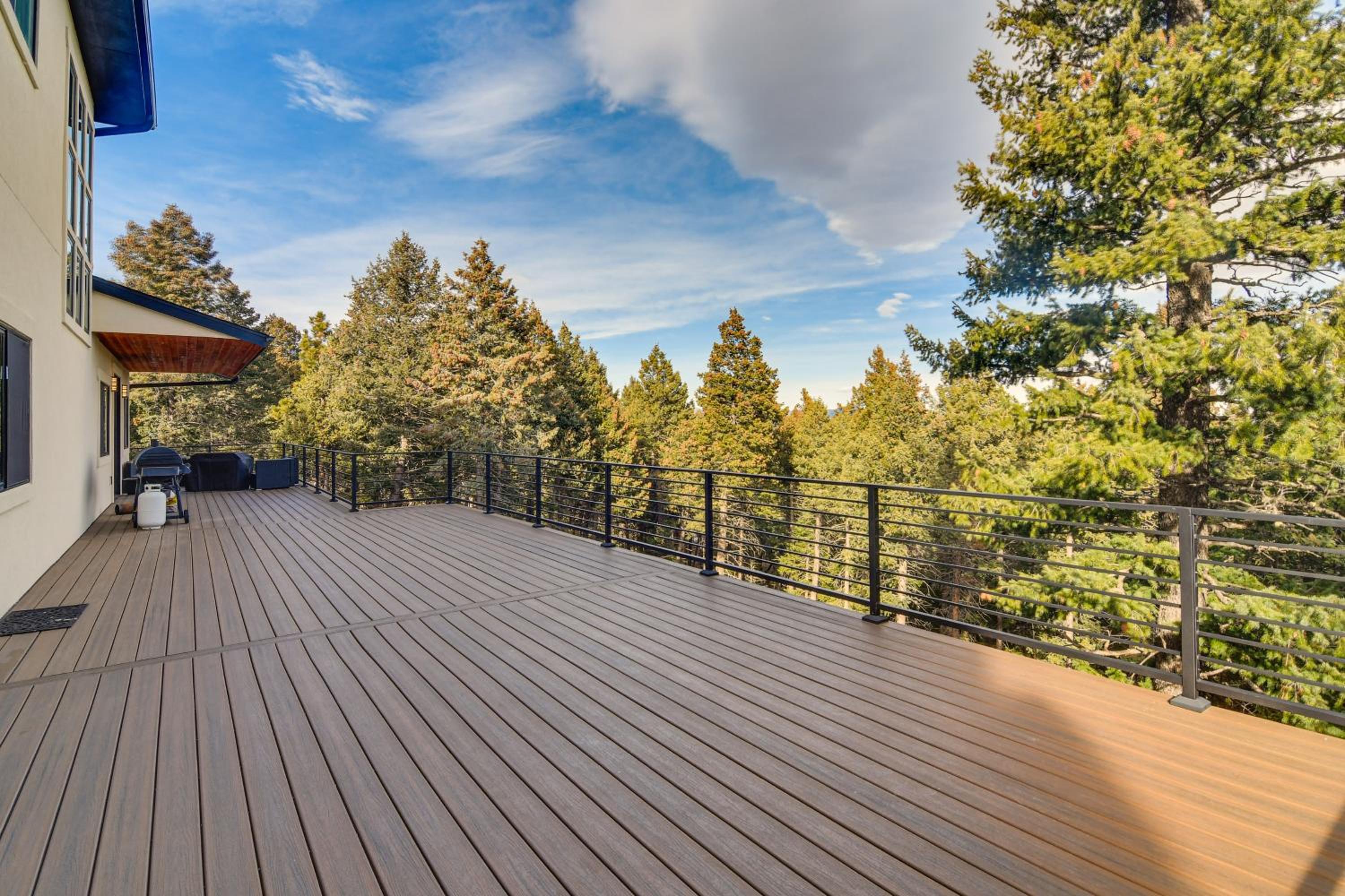Great for Gatherings! Evergreen Getaway with Hot Tub