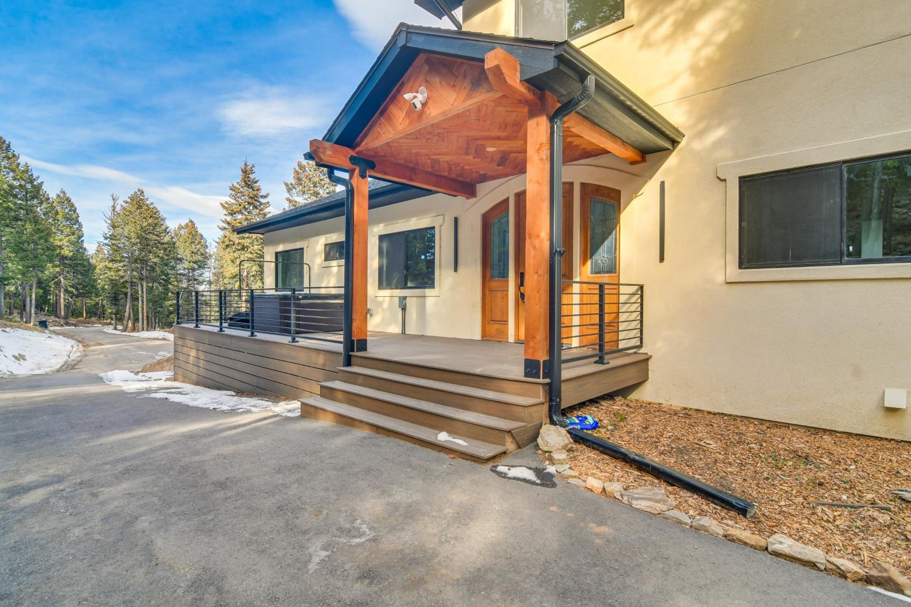 Great for Gatherings! Evergreen Getaway with Hot Tub