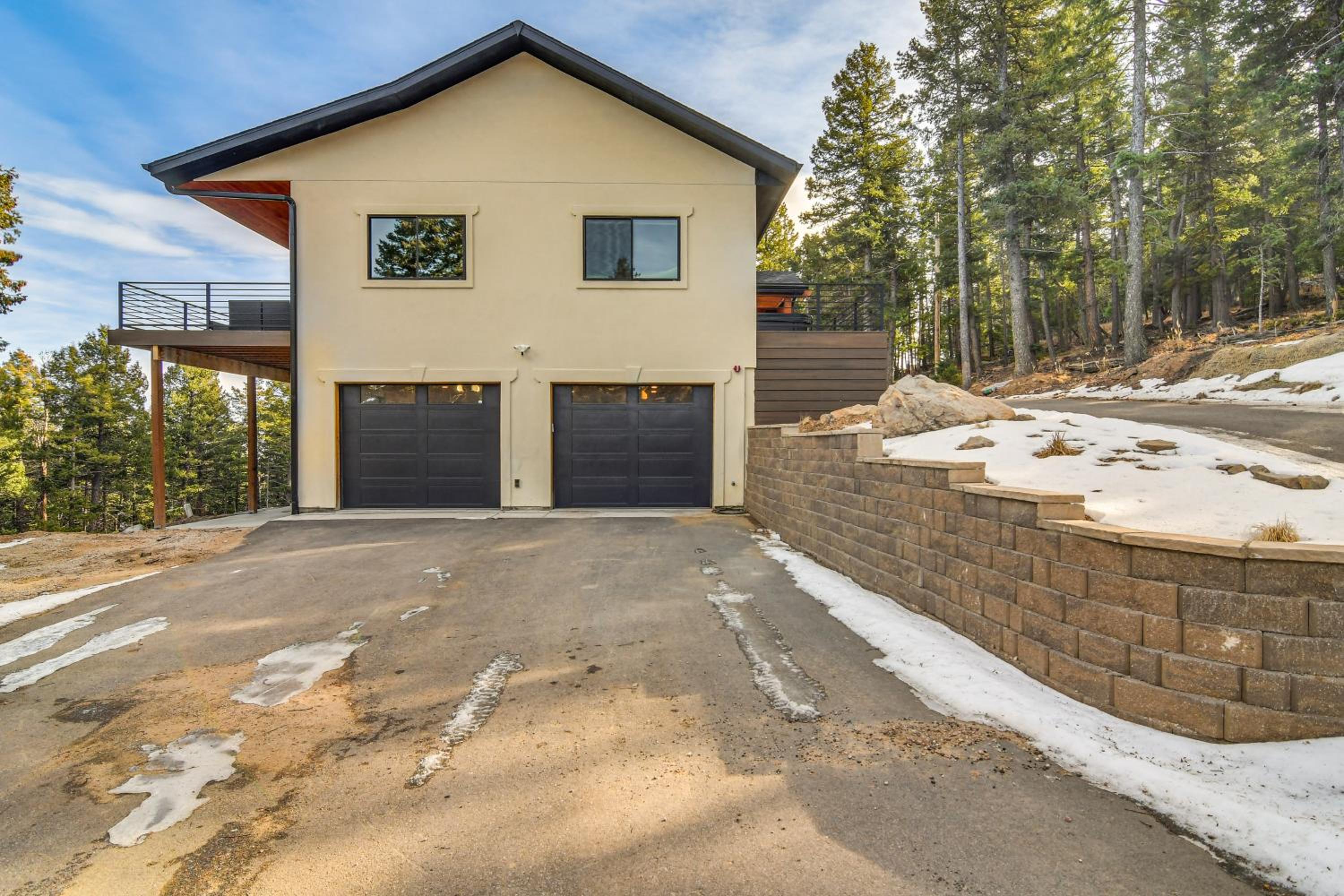 Great for Gatherings! Evergreen Getaway with Hot Tub