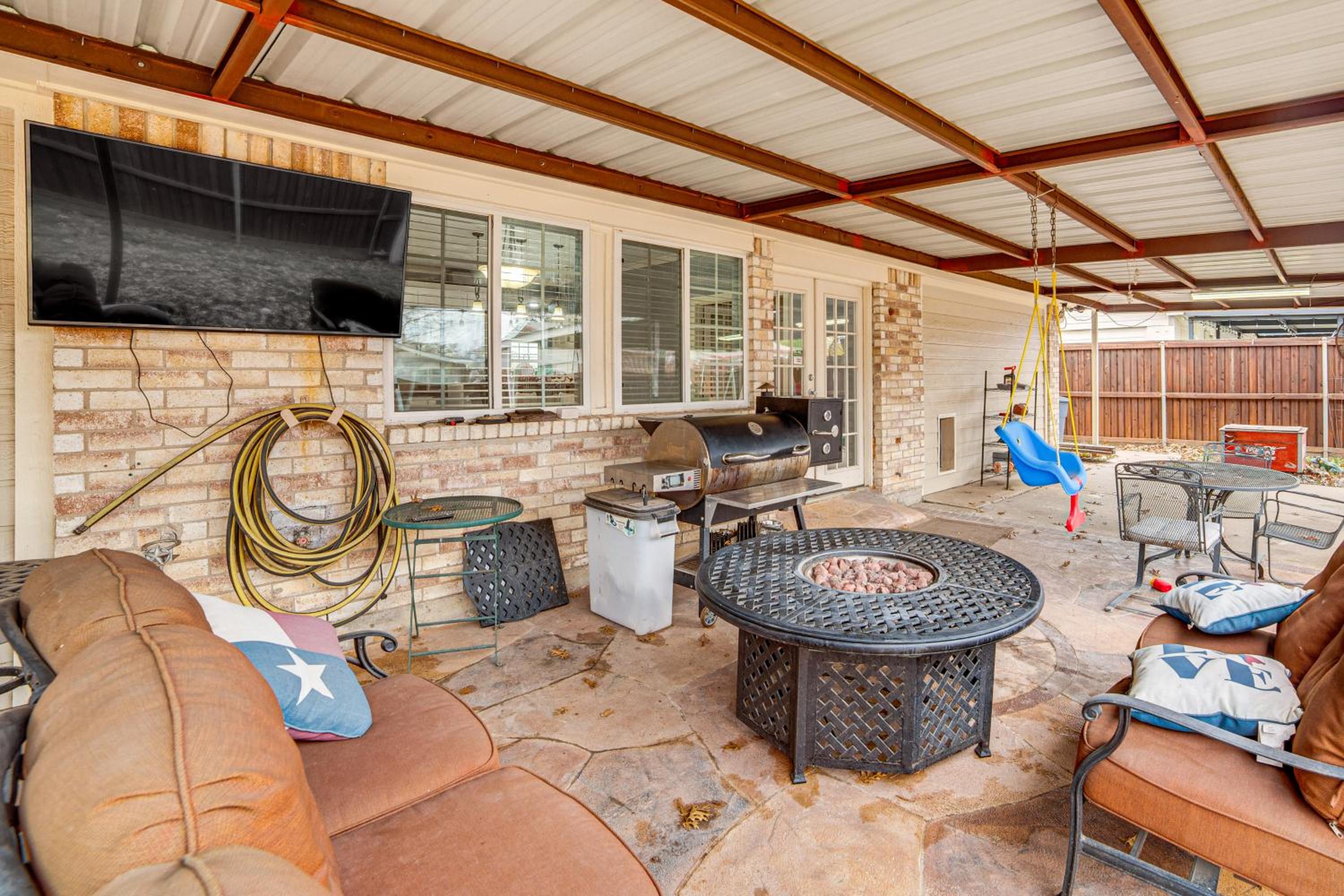 Dallas Area Home with Hot Tub, Families Welcome!