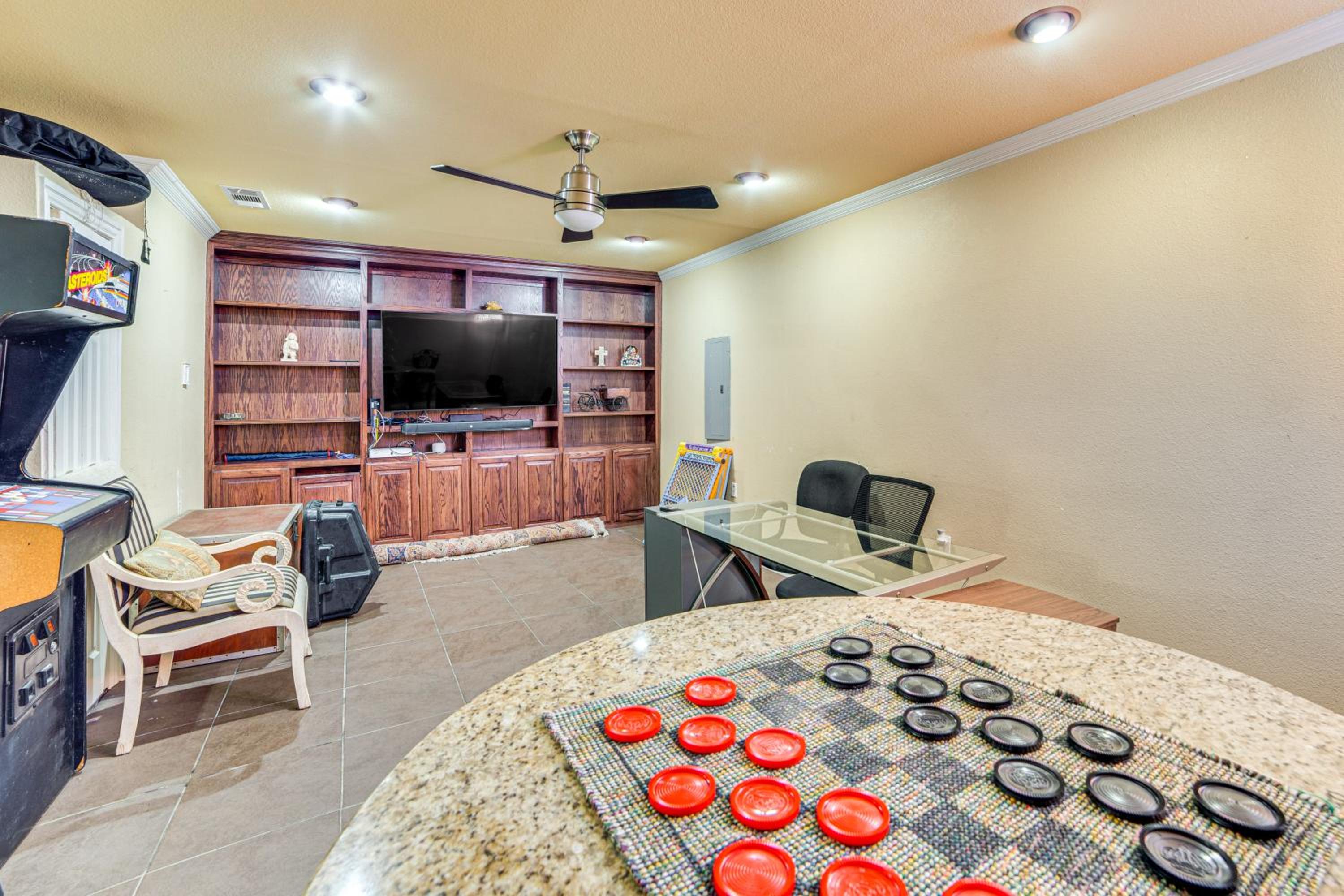 Dallas Area Home with Hot Tub, Families Welcome!