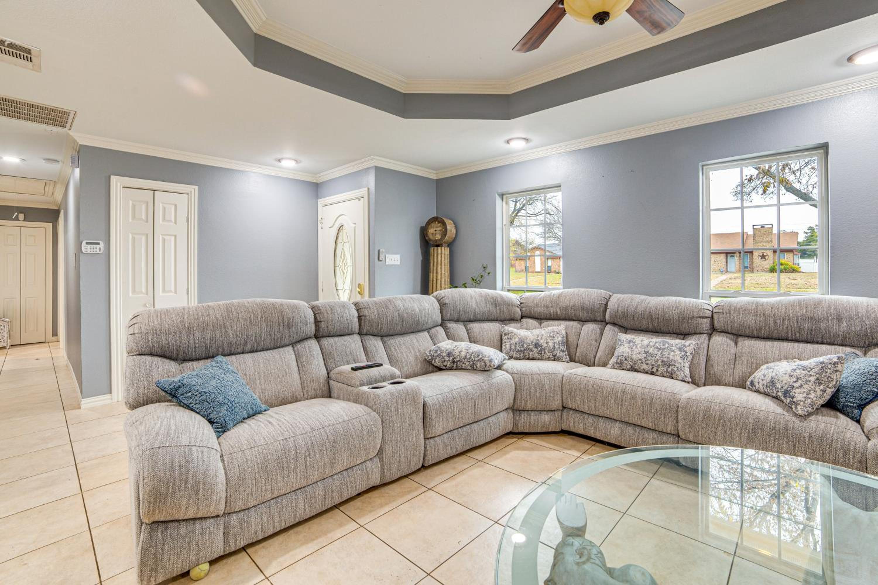 Dallas Area Home with Hot Tub, Families Welcome!